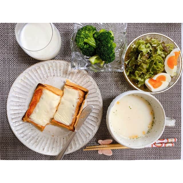 三島ゆかりさんのインスタグラム写真 - (三島ゆかりInstagram)「#ゆかりんご飯 🍎🍚✨ たぶんだいぶ前に作ったやつだけど記録としてアップしておきます😊👍 作ってすぐはだいたいツイッターにアップしてるんやけど、料理投稿はインスタの方がわかりやすいかもですね💖🤔 #料理 #料理好きな人と繋がりたい #ご飯記録 #イカと小芋の炊いたん #魚の西京焼き #プルコギ #お造り盛り合わせ #マグロとろろ丼 #チーズトースト #ペペロンチーノ #副菜は手抜き #納豆 #もずく #お漬物 #小皿に盛るだけ #見映えが大事 #三島ゆかり #ゆかりんご #ゆかりんご飯 #instagood #japanesefood #igfood #cookingram #followｍe」2月20日 20時44分 - apple340