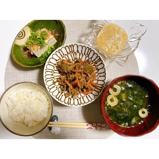 三島ゆかりさんのインスタグラム写真 - (三島ゆかりInstagram)「#ゆかりんご飯 🍎🍚✨ たぶんだいぶ前に作ったやつだけど記録としてアップしておきます😊👍 作ってすぐはだいたいツイッターにアップしてるんやけど、料理投稿はインスタの方がわかりやすいかもですね💖🤔 #料理 #料理好きな人と繋がりたい #ご飯記録 #イカと小芋の炊いたん #魚の西京焼き #プルコギ #お造り盛り合わせ #マグロとろろ丼 #チーズトースト #ペペロンチーノ #副菜は手抜き #納豆 #もずく #お漬物 #小皿に盛るだけ #見映えが大事 #三島ゆかり #ゆかりんご #ゆかりんご飯 #instagood #japanesefood #igfood #cookingram #followｍe」2月20日 20時44分 - apple340