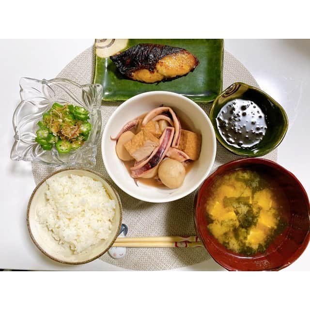 三島ゆかりさんのインスタグラム写真 - (三島ゆかりInstagram)「#ゆかりんご飯 🍎🍚✨ たぶんだいぶ前に作ったやつだけど記録としてアップしておきます😊👍 作ってすぐはだいたいツイッターにアップしてるんやけど、料理投稿はインスタの方がわかりやすいかもですね💖🤔 #料理 #料理好きな人と繋がりたい #ご飯記録 #イカと小芋の炊いたん #魚の西京焼き #プルコギ #お造り盛り合わせ #マグロとろろ丼 #チーズトースト #ペペロンチーノ #副菜は手抜き #納豆 #もずく #お漬物 #小皿に盛るだけ #見映えが大事 #三島ゆかり #ゆかりんご #ゆかりんご飯 #instagood #japanesefood #igfood #cookingram #followｍe」2月20日 20時44分 - apple340