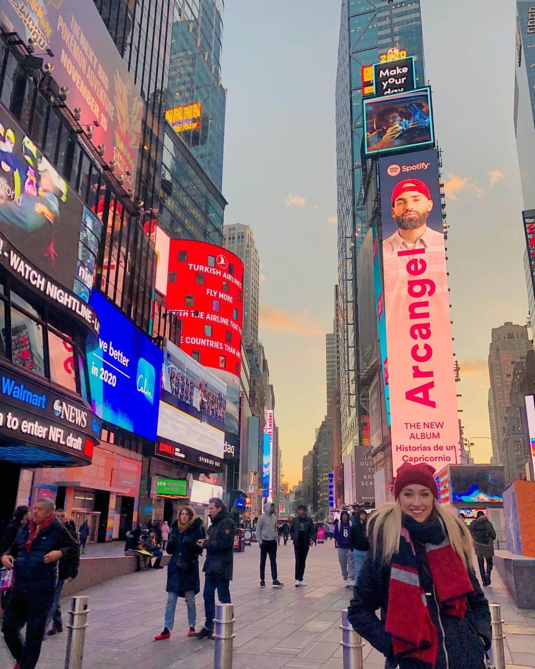 のインスタグラム：「Throwing it back to running around NYC a couple weeks ago! Time has a wonderful way of showing us what matters ❤️ #tbt #nyc #timessquare 🏙」