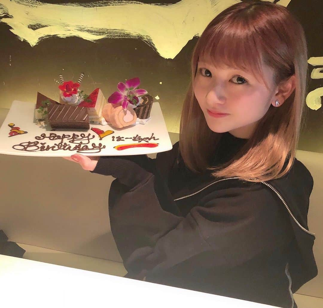 尾形春水さんのインスタグラム写真 - (尾形春水Instagram)「わぁーーーい！！﻿うれしいいいい 誕生日週いつもに増して色々食べまくってました🎂🎉﻿ なぜかこの日は、夜ご飯を2回食べた。笑﻿ ﻿ ダイエットは明明後日くらいから👋👋 #毎日ハッピー #お腹いっぱい #新宿  #誕生日サプライズ #バースデーケーキ #21歳」2月20日 20時51分 - harunaogatajp