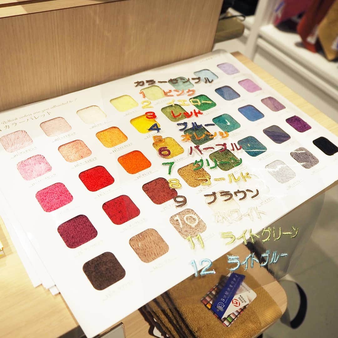 Kuboi Ayumiさんのインスタグラム写真 - (Kuboi AyumiInstagram)「今年小学生になる長女のために、名入れグッズをいろいろ購入しています。﻿ ﻿ たくさん使うであろうハンドタオルを探していたら﻿ タオル美術館(@towelmuseum)で刺繍入れサービスをしているのを発見！﻿ ﻿ タオルって肌触りなども大切なので、銀座ロフトのPOPUPショップに行ってきました。﻿ 思った以上にカラーバリエーションが豊富で、ハンドタオルからバスタオルまで揃っていました。﻿ 手触りはふわふわ。﻿ さすが５ツ星クオリティ！﻿ ﻿ タオルのカラーは40色、刺繍モチーフの数は200種類以上。﻿ フォントやフォントサイズ、刺繍のカラー、刺繍デザインも選べるので﻿ オリジナルタオルが作れちゃいます。﻿ ﻿ タオル1枚購入すると、銀座ロフトのオリジナルモチーフ刺繍9種類が3月15日まで、﻿ それ以外のモチーフ刺繍は2月24日まで1点無料となるキャンペーンを実施していたので﻿ 私は銀座限定のかわいい白ネコの刺繍を入れてもらいました。﻿ ﻿ 刺繍をした部分もしっかりタオルで隠れていてチクチクしないのもおすすめポイント。﻿ ﻿ 長女のタオルを見に行ったのですが、クオリティがよかったので﻿ 次女のタオルも一緒にオーダーしちゃいました。﻿ ﻿ このPOPUPは銀座ロフト4Ｆの生活雑貨フロアで3月15日(日)まで開催していますが﻿ ショップに行けない方はオンラインでもスピード刺繍ができるので﻿ チェックしてみてね。﻿ ﻿ ﻿ #女の子ママ #入学準備 #小学校 #小学生 #PR #タオル美術館 #タオルミュージアム #towelmuseum #タオル大好き #タオルギフト #新生活準備 #贈りもの #名入れ #入園入学」2月20日 20時55分 - himekagami