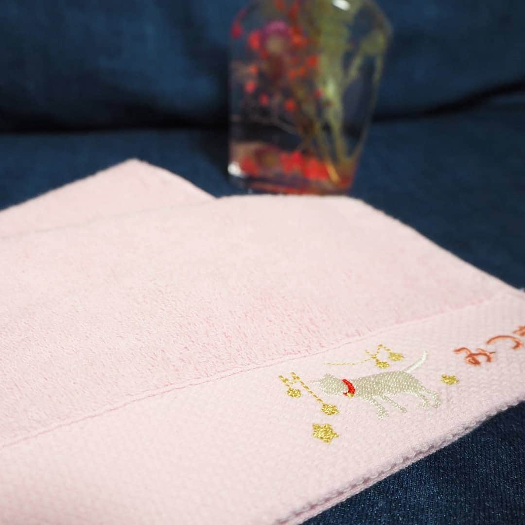 Kuboi Ayumiさんのインスタグラム写真 - (Kuboi AyumiInstagram)「今年小学生になる長女のために、名入れグッズをいろいろ購入しています。﻿ ﻿ たくさん使うであろうハンドタオルを探していたら﻿ タオル美術館(@towelmuseum)で刺繍入れサービスをしているのを発見！﻿ ﻿ タオルって肌触りなども大切なので、銀座ロフトのPOPUPショップに行ってきました。﻿ 思った以上にカラーバリエーションが豊富で、ハンドタオルからバスタオルまで揃っていました。﻿ 手触りはふわふわ。﻿ さすが５ツ星クオリティ！﻿ ﻿ タオルのカラーは40色、刺繍モチーフの数は200種類以上。﻿ フォントやフォントサイズ、刺繍のカラー、刺繍デザインも選べるので﻿ オリジナルタオルが作れちゃいます。﻿ ﻿ タオル1枚購入すると、銀座ロフトのオリジナルモチーフ刺繍9種類が3月15日まで、﻿ それ以外のモチーフ刺繍は2月24日まで1点無料となるキャンペーンを実施していたので﻿ 私は銀座限定のかわいい白ネコの刺繍を入れてもらいました。﻿ ﻿ 刺繍をした部分もしっかりタオルで隠れていてチクチクしないのもおすすめポイント。﻿ ﻿ 長女のタオルを見に行ったのですが、クオリティがよかったので﻿ 次女のタオルも一緒にオーダーしちゃいました。﻿ ﻿ このPOPUPは銀座ロフト4Ｆの生活雑貨フロアで3月15日(日)まで開催していますが﻿ ショップに行けない方はオンラインでもスピード刺繍ができるので﻿ チェックしてみてね。﻿ ﻿ ﻿ #女の子ママ #入学準備 #小学校 #小学生 #PR #タオル美術館 #タオルミュージアム #towelmuseum #タオル大好き #タオルギフト #新生活準備 #贈りもの #名入れ #入園入学」2月20日 20時55分 - himekagami