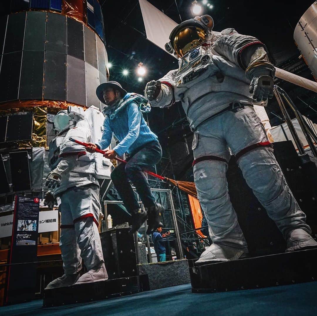 halnoのインスタグラム：「2020年宇宙の旅🧹🌠🚀 2020 A Space Odyssey 宇宙開発って、月に行くとか未踏への探究心を追うロマン戦争なイメージがあったけど 普段の生活環境向上を追う側面がおっきいのね。 #筑波宇宙センター #jaxa」