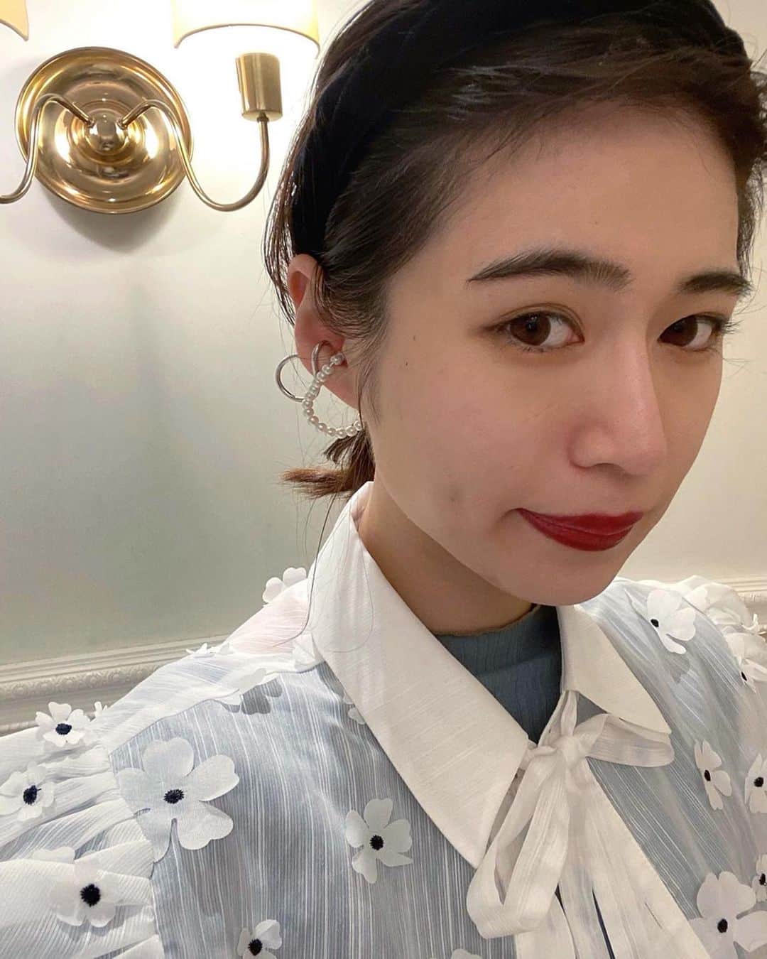 菅野梓のインスタグラム：「. あやさんからプレゼントで頂いたヘアアクセ達とsister janeの3Dお花トップスがかわいくてお気に入り💠 . #sisterjane #kannofuku #ネーム外し忘れてて汗 . @aya_oo ❤︎」