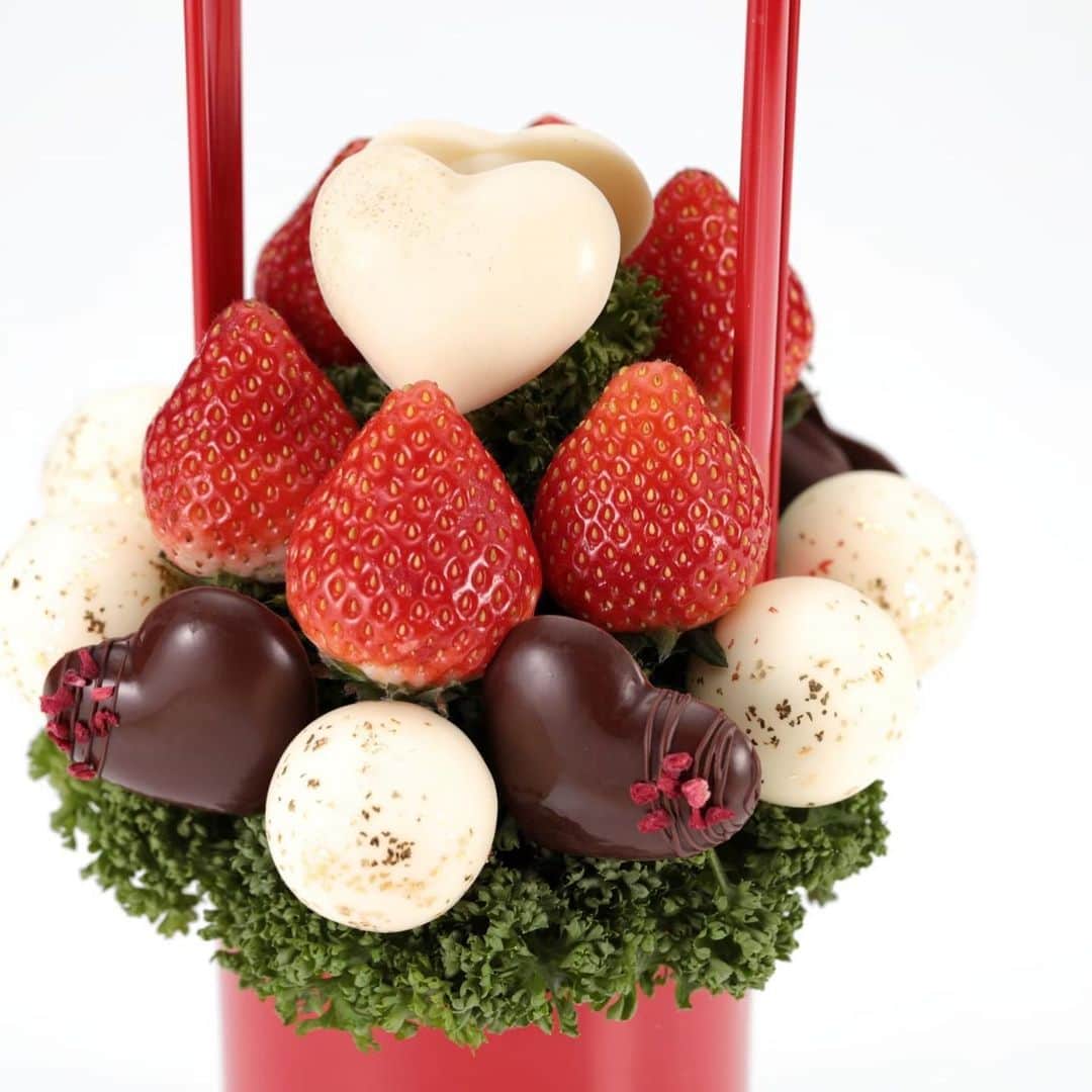 Fruit-bouquets.comさんのインスタグラム写真 - (Fruit-bouquets.comInstagram)「【ホワイトデー期間限定】 ‪Petit Coeur (プチクール)(白)‬ . ‪キュートなハート型のチョコレートとイチゴが 可愛らしいデザインのホワイトデー限定フルーツブーケ . ‪フランス産高級チョコレートのハートには ドライアップルを組み合わせ、 ドライラズベリーをトッピングしました💝‬ . #フルーツブーケ #プレジール #フルーツ #花束  #西千葉 #千葉 #フルーツケーキ #果物 #イチゴ  #贈り物 #フルーツギフト #チョコレート  #インスタ映え #インスタ映えスイーツ #イチゴ  #スイーツ #ギフト #サプライズプレゼント  #インスタ映えケーキ #フォトジェニック #スイーツ #ホワイトデー #ホワイトデーのお返し #プレゼント  #ホワイトデー限定 #ホワイトデープレゼント  #ホワイトデーお返し #フルーツケーキ」2月20日 21時10分 - fruitbouquet.japan
