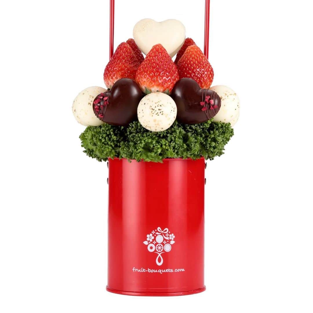 Fruit-bouquets.comさんのインスタグラム写真 - (Fruit-bouquets.comInstagram)「【ホワイトデー期間限定】 ‪Petit Coeur (プチクール)(白)‬ . ‪キュートなハート型のチョコレートとイチゴが 可愛らしいデザインのホワイトデー限定フルーツブーケ . ‪フランス産高級チョコレートのハートには ドライアップルを組み合わせ、 ドライラズベリーをトッピングしました💝‬ . #フルーツブーケ #プレジール #フルーツ #花束  #西千葉 #千葉 #フルーツケーキ #果物 #イチゴ  #贈り物 #フルーツギフト #チョコレート  #インスタ映え #インスタ映えスイーツ #イチゴ  #スイーツ #ギフト #サプライズプレゼント  #インスタ映えケーキ #フォトジェニック #スイーツ #ホワイトデー #ホワイトデーのお返し #プレゼント  #ホワイトデー限定 #ホワイトデープレゼント  #ホワイトデーお返し #フルーツケーキ」2月20日 21時10分 - fruitbouquet.japan