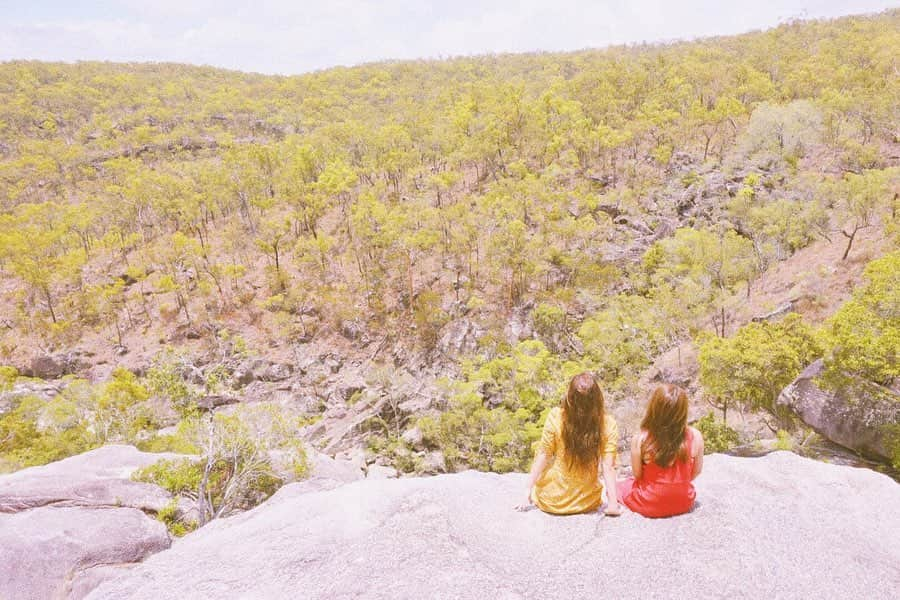 スザンヌさんのインスタグラム写真 - (スザンヌInstagram)「Davies Creek National Park の﻿ 最高の景色と﻿ ﻿ 川遊びに体力をつけるため、﻿ The Chambers でランチ。﻿ ﻿ 泳いで日差しを浴びて最高に﻿ 眠くなった頃に﻿ Jaques Coffee へ☕️﻿ ほんとに美味しいコーヒーだった😍❤️豆も買って帰ったくらい！﻿ ﻿ 帰り道﻿ たくさんのカンガルー🦘とも﻿ 出逢えた😊🙏赤ちゃん🦘も﻿ お顔出してくれたり可愛かったぁ！！﻿ ﻿ この日は虹まで見れたっ🌈﻿ ﻿ この流れは3日目かな😍﻿ ﻿ @takuma_smilecairns なにからなにまで﻿ ありがとう🙏﻿ ﻿ ﻿ #スザ旅﻿ #振り返りpic﻿ #ケアンズ﻿ #ケアンズ旅﻿ #Cairns」2月20日 21時17分 - suzanneeee1028