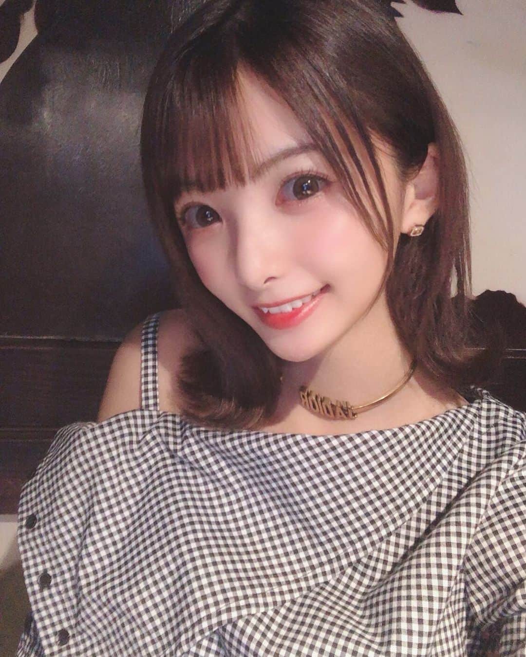 岡田栞奈のインスタグラム：「この服褒めてもらえた💗 デザイン可愛いよね🥳✨ #肩出しコーデ #トップス #チェック柄 #amerivintage #shirt #codenate」