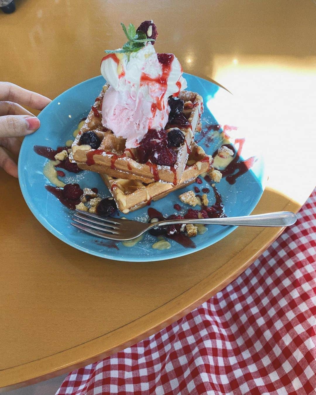 村田倫子さんのインスタグラム写真 - (村田倫子Instagram)「スコーンと目が合うと、お持ち帰りしてしまう病。(だいすき)  店内では、ワッフルを食べました🧇 わんちゃんと一緒に食べれるスペースもあったので、今度はむぎと来たい🐶  #桜に染まるまち佐倉 #カフェシュクル  #食べりんログ #Cafesucure」2月20日 21時20分 - rinco1023