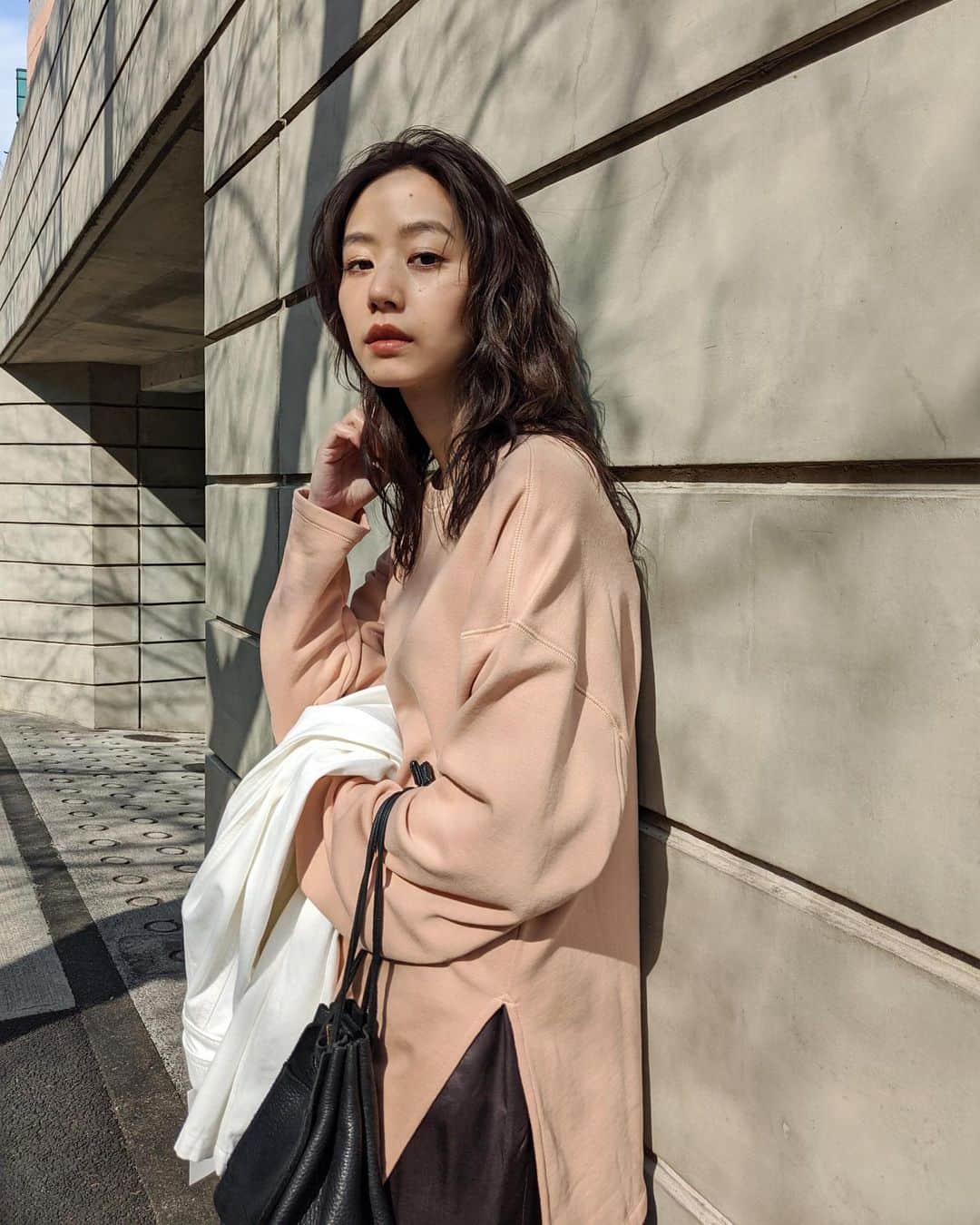 Shiho Sasakiのインスタグラム：「大好物のゆるゆるスウェット✌️ 裾にスリット入りなので着丈長めでもバランス良く着れるよ❣️ ベーシックなカラーはもう持ってるから 買い足すならやっぱりOrangeかなぁ🍊 #MOUSSY#MOUSSYSNAP #pixelで撮影#team_pixel#baroque_pixel」