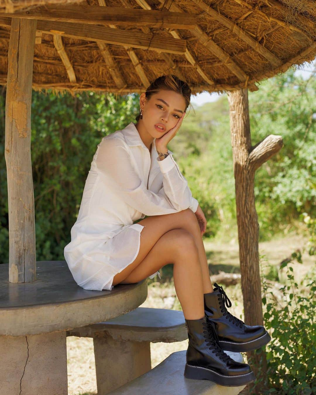 リリーマイマックさんのインスタグラム写真 - (リリーマイマックInstagram)「Can’t believe I’m in Tanzania with @modelistemagazine. Wearing @SteveMadden boots 🥾 @fsserengeti #IMWITHTEVE #ModeAroundTheGlobe #FourSeasonsSerengeti  Shot by @lisarichov 📷」2月20日 21時22分 - lilymaymac