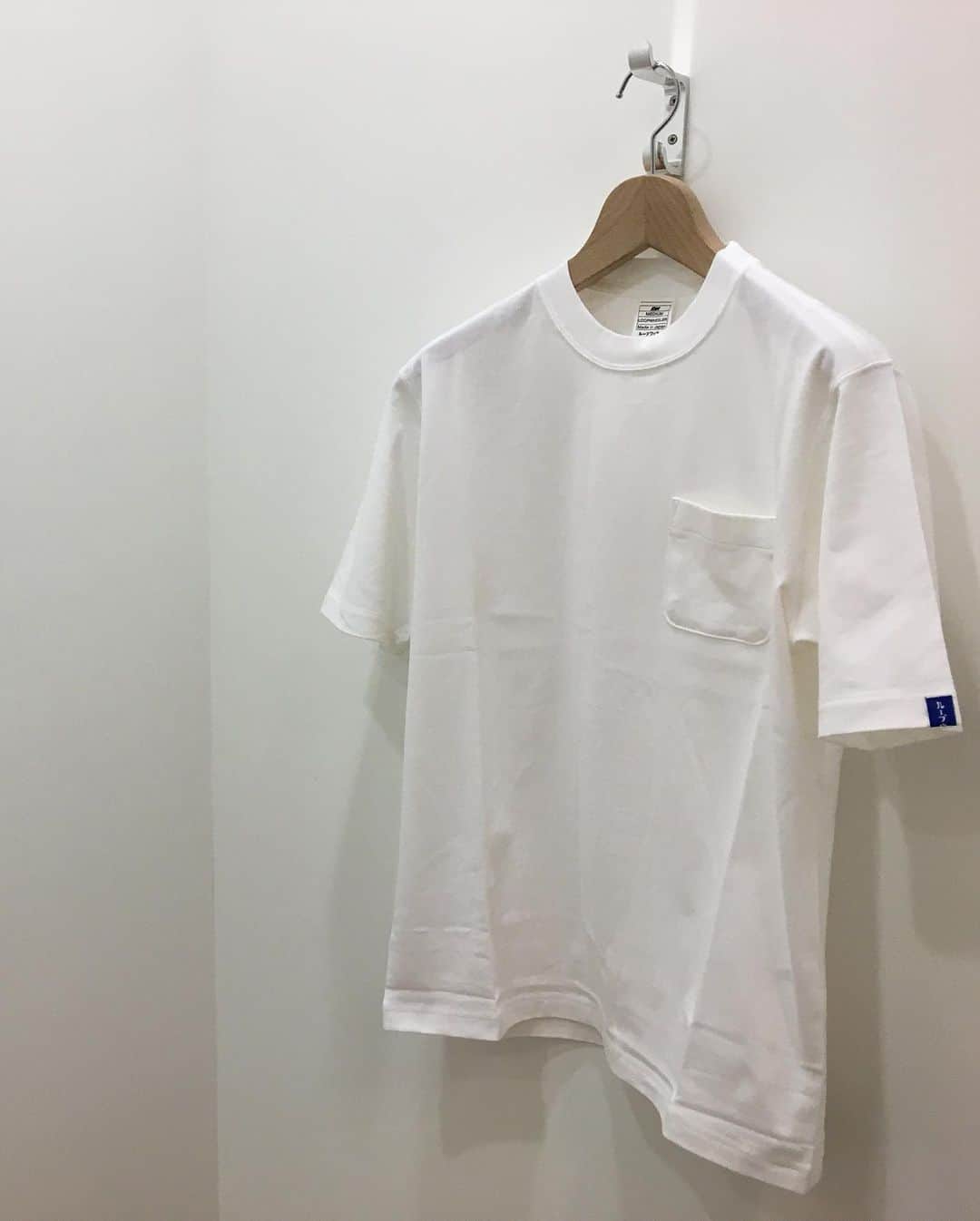 ループウィラーさんのインスタグラム写真 - (ループウィラーInstagram)「「LW56 無地ポケットTシャツ」が入荷いたしました！ . 今の季節はジップパーカやカーディガンのインナーとして、春から夏は1枚でサラッと、1年中大活躍なアイテムです。 カラーはホワイト、マリン、ブラックと、新色のオリーブ、セージ、アトミックグリーンを加えた計6色展開になります。 サイズはカラーにもよりますがXS〜XLまでの5サイズ展開で販売価格は7,150円（税込）となります。 . LW吊り編み天竺のしなやかで優しい風合いの素材を是非お試しください。 明日も12時〜19時半で皆さまのご来店をお待ちしております💁‍♂️ . . #ループウィラー #吊り編み #スウェット #定番 #日本製 #ループウィラー大阪 #lw大阪 #和歌山 #大阪 #南船場 #時尚 #옷스타그램 #오사카  #loopwheeler #tsuriami #sweat #sweatshirts #madeinjapan #lwosaka #japan #wakayama #osaka #minamisenba #wear #fashion」2月20日 21時26分 - loopwheelerosaka