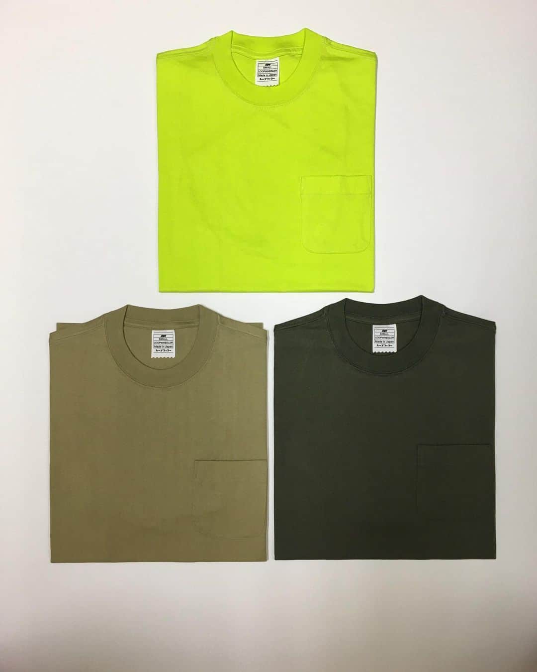 ループウィラーさんのインスタグラム写真 - (ループウィラーInstagram)「「LW56 無地ポケットTシャツ」が入荷いたしました！ . 今の季節はジップパーカやカーディガンのインナーとして、春から夏は1枚でサラッと、1年中大活躍なアイテムです。 カラーはホワイト、マリン、ブラックと、新色のオリーブ、セージ、アトミックグリーンを加えた計6色展開になります。 サイズはカラーにもよりますがXS〜XLまでの5サイズ展開で販売価格は7,150円（税込）となります。 . LW吊り編み天竺のしなやかで優しい風合いの素材を是非お試しください。 明日も12時〜19時半で皆さまのご来店をお待ちしております💁‍♂️ . . #ループウィラー #吊り編み #スウェット #定番 #日本製 #ループウィラー大阪 #lw大阪 #和歌山 #大阪 #南船場 #時尚 #옷스타그램 #오사카  #loopwheeler #tsuriami #sweat #sweatshirts #madeinjapan #lwosaka #japan #wakayama #osaka #minamisenba #wear #fashion」2月20日 21時26分 - loopwheelerosaka