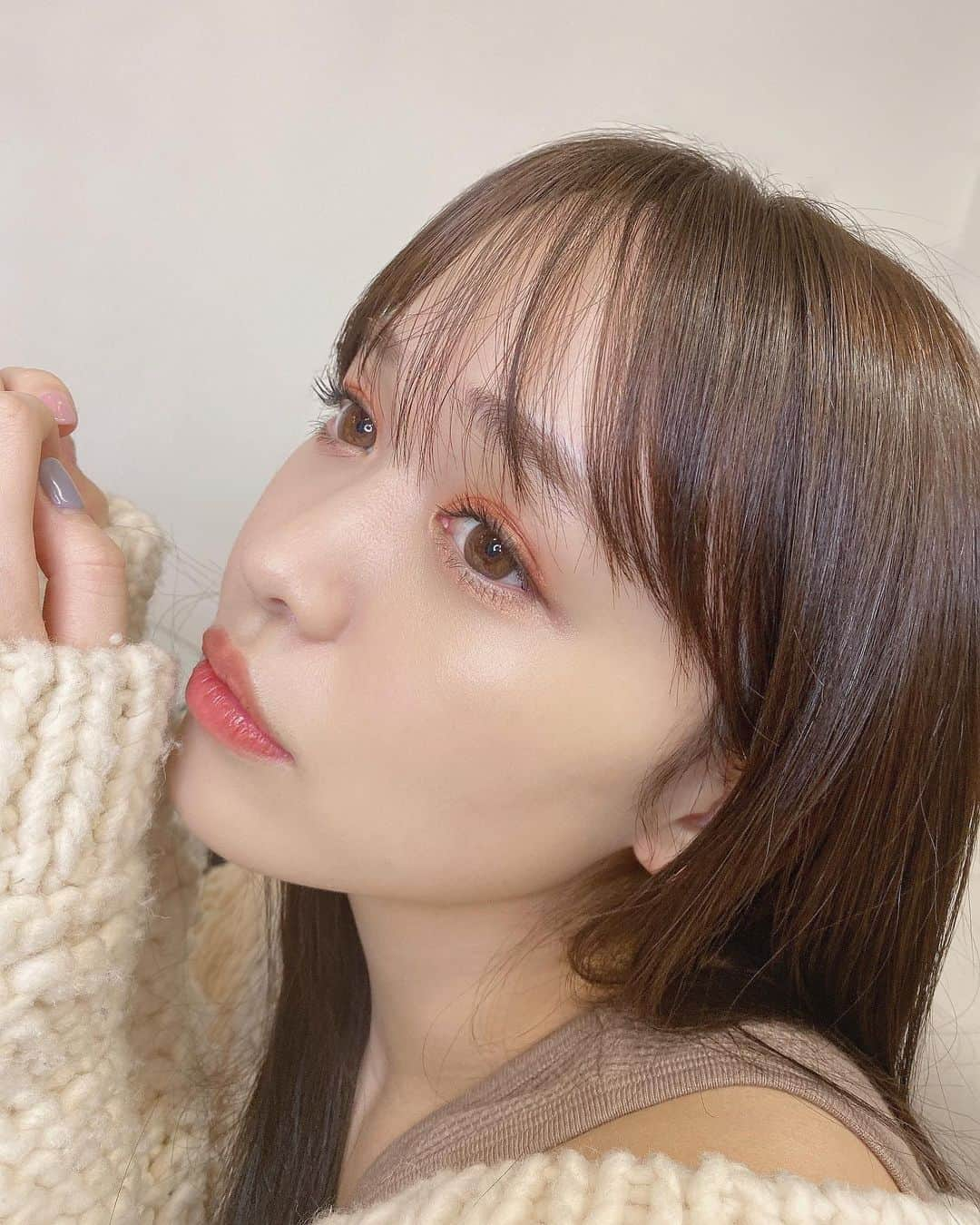 菅本裕子さんのインスタグラム写真 - (菅本裕子Instagram)「先日YouTubeにupしたViseeのアイシャドウ使ってメイクしてみました〜♡﻿ ﻿ というかここ最近ずっとこれ….﻿ ﻿ #グロッシーリッチアイズN のRD-6を使ってます！﻿ 動画ではカーキを使っていて、日常使いというか王道モテ！って感じはゆうこす的にRD-6だなあと…♡﻿ ﻿ 全体的にテラコッタっぽいカラーでトレンドだし、ウルっとして見えてとても良いですね….大人かわいい….♡﻿ ﻿ ２枚目に参考になれば！と思い、手の甲に塗ってみてる写真もつけてるからぜひ見てみてね＾＾﻿ ﻿ 同じカラーでの囲みシャドウは、ふんわりと目を自然に大きく見せられておすすめです..！﻿ ﻿ #アイメイク #テラコッタメイク #ゆうこす #菅本裕子 #Visee #オレンジシャドウ #PR」2月20日 21時28分 - yukos0520