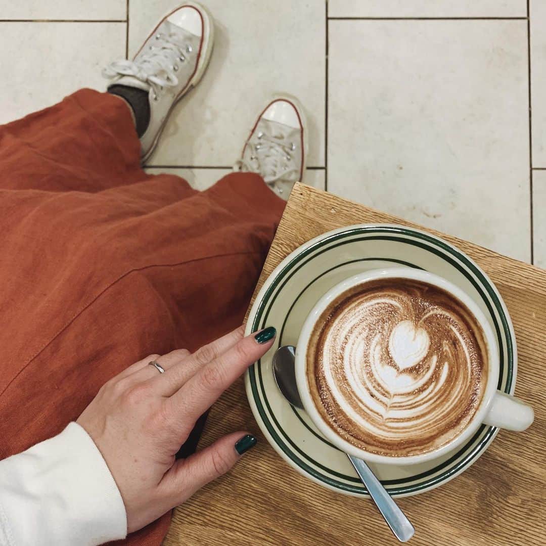 C A F E L O V E Rさんのインスタグラム写真 - (C A F E L O V E RInstagram)「4/4 SEASONS COFFEE//新宿 ㅤ ☑︎カフェモカ ¥550 ㅤ ☕️#allseasonscoffee#オールシーズンコーヒー 📍#shinjuku#新宿  撮影する際は、他のお客様、カフェにご迷惑がかからないようご配慮をお願いします。 なcafe timeを♡」2月20日 21時30分 - _cafelover_