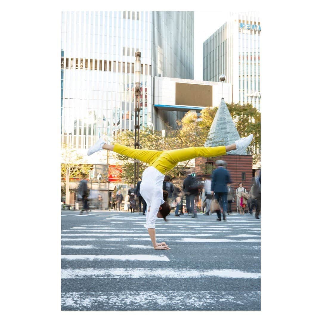 岡部紗季子さんのインスタグラム写真 - (岡部紗季子Instagram)「“STRECH × STRENGTH × STORY #story #gymnastics #handstandsplit #strech #flexible #体操 #倒立女子 #ストーリー #🤸🏽‍♀️ . . #逆立ち女子 . . 街中で逆立ちしたくなっても オフィスで気分転換に逆立ちしたくなっても 動きやすいストレッチ性抜群のパンツ！ 今回STORYさんとコラボレーションさせていただきました😊🙏🏽 . 今回のパンツは、 2月20日(木)今日からSTORYショップ・オンラインストアで発売です！ 👉🏽 @story_bottom」2月20日 21時31分 - sakiko_okabe516