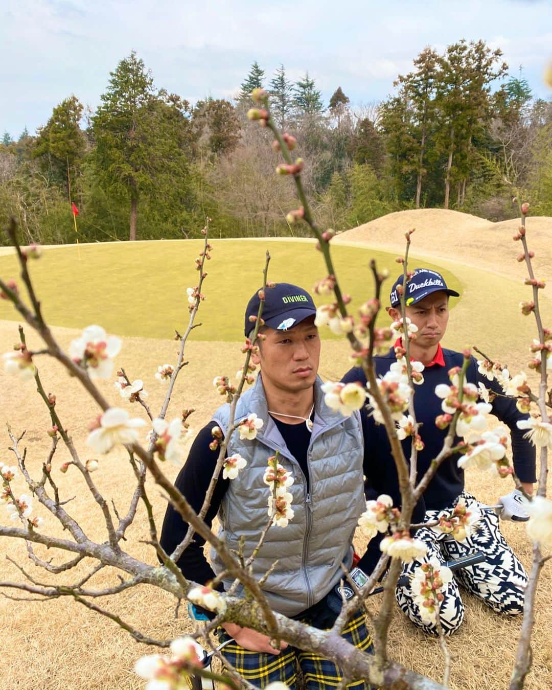 城戸康裕さんのインスタグラム写真 - (城戸康裕Instagram)「今日は練習休みだから、試合前最後のゴルフ⛳️🏌️‍♂️ ・ 服装と顔がタイガーウッズを意識してるとしか思えない地元の後輩笑 ・ タイガーウッズがプレー中、走る訳ない笑 ・ #良いリフレッシュ☺️ #27ホール回るのは最早トレーニング笑 #花粉で死ぬかと思った😂 #golf #ゴルフ @diviner_official  @zaapfamily」2月20日 21時33分 - yasuhiro.kido