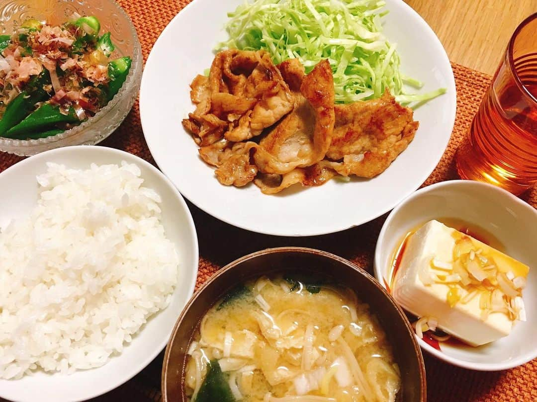 佐藤千亜妃さんのインスタグラム写真 - (佐藤千亜妃Instagram)「晩ごはん😋豚の生姜焼き・オクラのお浸し・中華風冷奴・わかめとえのきとお揚げのおみそ汁でした🍚キャベツの千切りが粗めなのはご愛嬌。。笑 #さとう定食 #豚の生姜焼き #晩ごはん #一汁三菜」2月20日 21時37分 - chiaki_sato0920