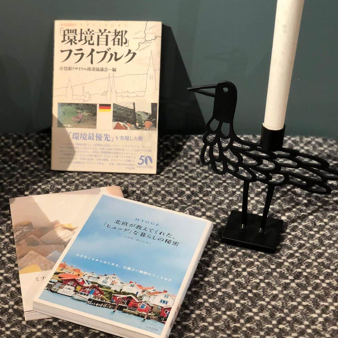 ecomfort（エコンフォート）さんのインスタグラム写真 - (ecomfort（エコンフォート）Instagram)「【ご案内】 ecomfort Houseに ライブラリー📚が出来ました！  まだまだ未完成ではありますが、 皆様に是非読んでいただきたい本を店内に置いてあります。 お子様向けの絵本から大人でも難しい本まで  エコンフォートハウスが 知る、学ぶ、考える、語る場としてあるためのプロジェクトです！  こちらの3冊は代表の髙橋百合子さんがチョイスしたもの  貸し出しはできませんが、お店の中なら閲覧可能です！  あたたかいお茶とお菓子も一緒に 午後のひと時をゆったり過ごしませんか？？ 本を読むだけでも構いませんよ  #ecomforthouse🏠  宮下織絵  #世界一のサスティナブルショップ #ecomfort　#エコンフォート #ecomfortHouse　#サスティナブル　#エコ　#ナチュラル志向　#丁寧な暮らし　#北欧　#表参道　#今日の買い物が未来を変える　#神宮前5丁目　#神五通り　#SDGs #本　#minaperhonen #ヒュッゲな時間  #環境問題」2月20日 21時37分 - ecomfort_eoct