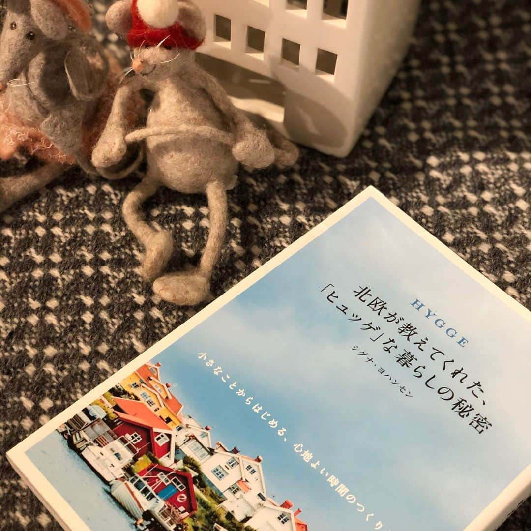 ecomfort（エコンフォート）さんのインスタグラム写真 - (ecomfort（エコンフォート）Instagram)「【ご案内】 ecomfort Houseに ライブラリー📚が出来ました！  まだまだ未完成ではありますが、 皆様に是非読んでいただきたい本を店内に置いてあります。 お子様向けの絵本から大人でも難しい本まで  エコンフォートハウスが 知る、学ぶ、考える、語る場としてあるためのプロジェクトです！  こちらの3冊は代表の髙橋百合子さんがチョイスしたもの  貸し出しはできませんが、お店の中なら閲覧可能です！  あたたかいお茶とお菓子も一緒に 午後のひと時をゆったり過ごしませんか？？ 本を読むだけでも構いませんよ  #ecomforthouse🏠  宮下織絵  #世界一のサスティナブルショップ #ecomfort　#エコンフォート #ecomfortHouse　#サスティナブル　#エコ　#ナチュラル志向　#丁寧な暮らし　#北欧　#表参道　#今日の買い物が未来を変える　#神宮前5丁目　#神五通り　#SDGs #本　#minaperhonen #ヒュッゲな時間  #環境問題」2月20日 21時37分 - ecomfort_eoct