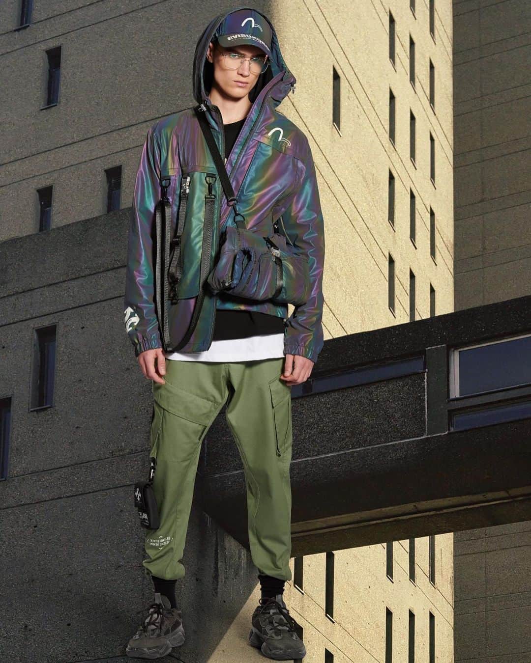エヴィスジーンズさんのインスタグラム写真 - (エヴィスジーンズInstagram)「Streetwear gets an iridescent makeover with EVISUKURO’s stylish packable windbreaker. The cargo pants with deconstructed pockets keep the look on-trend.  #evisu #SS20 #evisukuro #BeyondDenim #BeyondBlack #fashion #ykwyfgo #yktv」2月20日 21時43分 - evisu1991