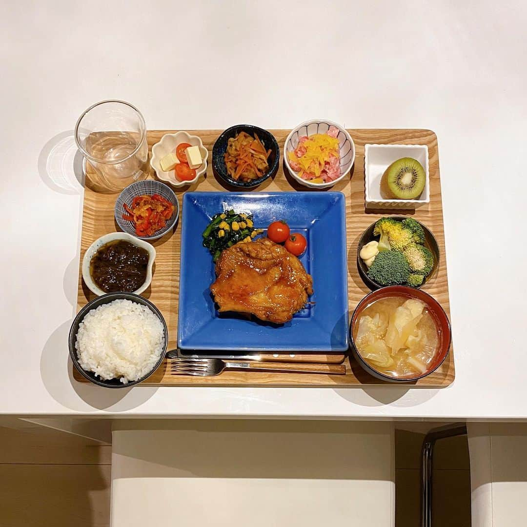 姫野れみさんのインスタグラム写真 - (姫野れみInstagram)「#石毛家の食卓 👨🏿‍🍳♡ 今日は蜂蜜を使ったテリヤキチキン🍯 お酢と蜂蜜の組み合わせは素早く疲労回復できるのと 少ない量で十分甘くなるのでカロリーカットにも なので我が家はお砂糖の代わりに蜂蜜を使います♩♩ トロタクは石毛家(特に私)のブームです😂  🐓#テリヤキチキン 🥬#ほうれん草のソテー 🐟#とろたく 🥦#ブロッコリー 🥕#切り干し大根 🌶#パプリカのおひたし 🌊#自家製タレのもずく酢 🍅#カプレーゼ 🍚#白米 🍲#新じゃがと新玉とブロッコリーの芯のお味噌汁 🥝#キウイ  #アスリートフードマイスター #料理 #和食 #夕食 #アスリート飯 #夕飯 #夜ご飯 #晩ごはん #夜ご飯 #夕ごはん #夜ごはん #和食ごはん #手作り料理 #手作りごはん #おうちごはん #レシピ #dinner #food #cooking」2月20日 21時48分 - remi___08