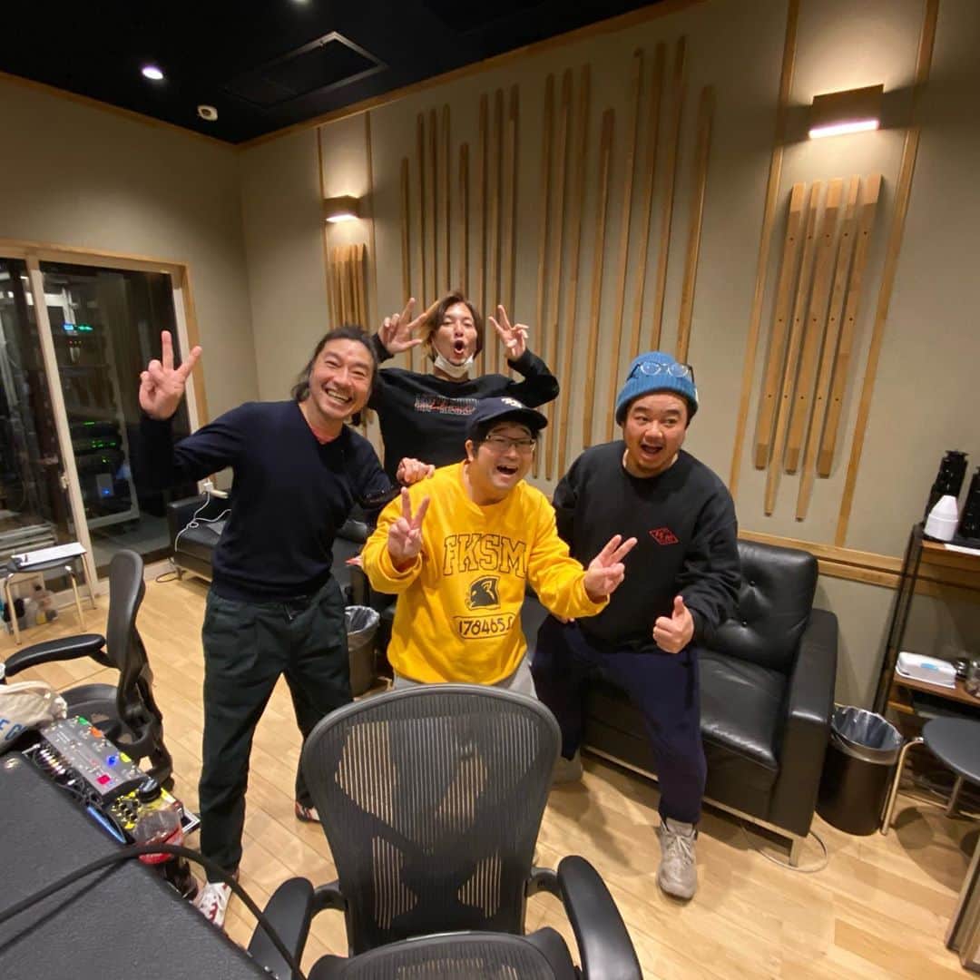 のインスタグラム：「お！ となりのスタジオにサンボマスターがいた！ こっちの作業も順調！ #サンボマスター #ウルフルズ #レコーディング #どっちの曲も #お楽しみに」