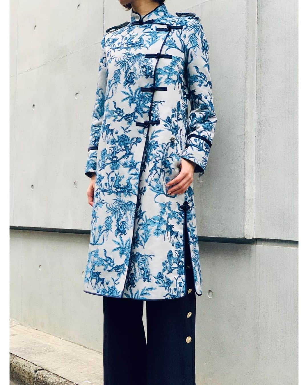 丸山敬太さんのインスタグラム写真 - (丸山敬太Instagram)「. . 〈 KEITA MARUYAMA 2020 Spring &Summer COLLECTION 〉 〝  Toile de jouy jacquard coat 〟 . 丸山邸・阪急うめだ店・公式オンラインストアにて続々新作が入荷しております！ 是非この機会にお越し下さいませ。 . . ー丸山邸ー 営業時間 12:00〜20:00 東京都港区南青山4-25-10 1F TEL 03-3406-1935 . ーKEITA MARUYAMA 阪急うめだ本店ー 日〜木曜日 10:00〜20:00 金・土曜日 10:00〜21:00 大阪府大阪市北区角田町8-7-3F TEL 06-6313-0605 . ーKEITA MARUYAMA WEB STOREー https://store-keitamaruyama.com/pc/ トップ画面のHP URLからアクセスくださいませ。 . #keitamaruyama #2020SS #INNOCENT #spring #summer #fashion  #madeinjapan #Toiledejouy #jacquardcoat #コート #パンツ」2月20日 21時51分 - keitamaruyama_official