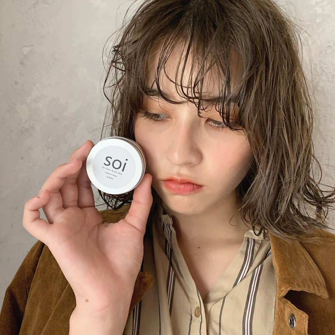 ELICA COLLECTIONのインスタグラム：「Soibalm🤗万能Wax👻ハンドクリームにもなるよ  #ボブパーマ  #抜け感 #透明感 #ヘアケア #ヘアバーム  #ショート #シアバター #濡れ感 #soi #elica #ミツロウ #ナチュラルバーム #カジュアル #soioil #soibalm #アットコスメ #ヘアオイル  #ヘアワックス  #hairoil  Amazon  アットコスメストアにて販売中！」