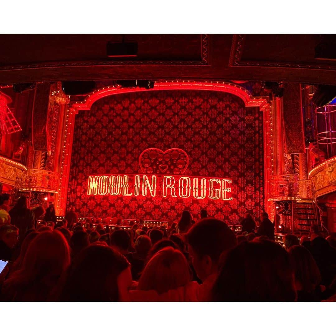 板野友美さんのインスタグラム写真 - (板野友美Instagram)「観たかったブロードウェイミュージカル 『MOULIN ROUGE』 シーンのたびに変わる豪華なセット、 映画の中に飛び込んだ感覚でした！ 全ての障害を超える愛の物語🌹  サティーンの自分の夢と愛に正直に生きる姿に 同じ女性として感銘を受けました。  クリスチャンみたいな人と恋したいな💕  ぜひ、皆さんにもオススメ🥰  #moulinrouge  #Broadway #NewYork #１人旅」2月20日 21時55分 - tomo.i_0703