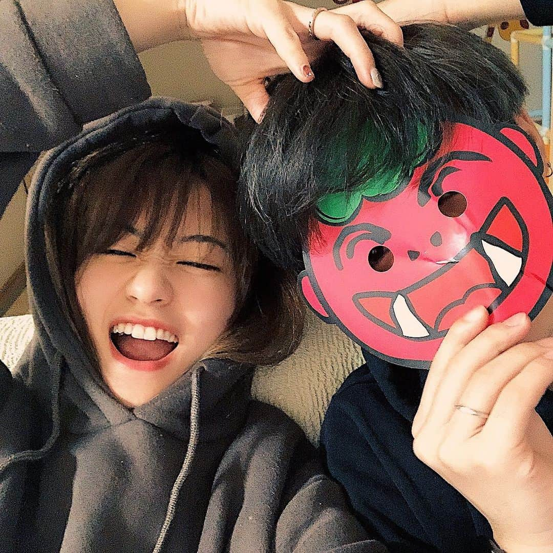 田南輝一のインスタグラム：「. この写真お気に入り。 . . なんでかって親2人して息子が寝たあともこんなことやってんだもん。 . . そりゃ好きだわ。  #夫婦　#仲良し #バレンタイン　 #嫁  #ママ #ぱぱ」