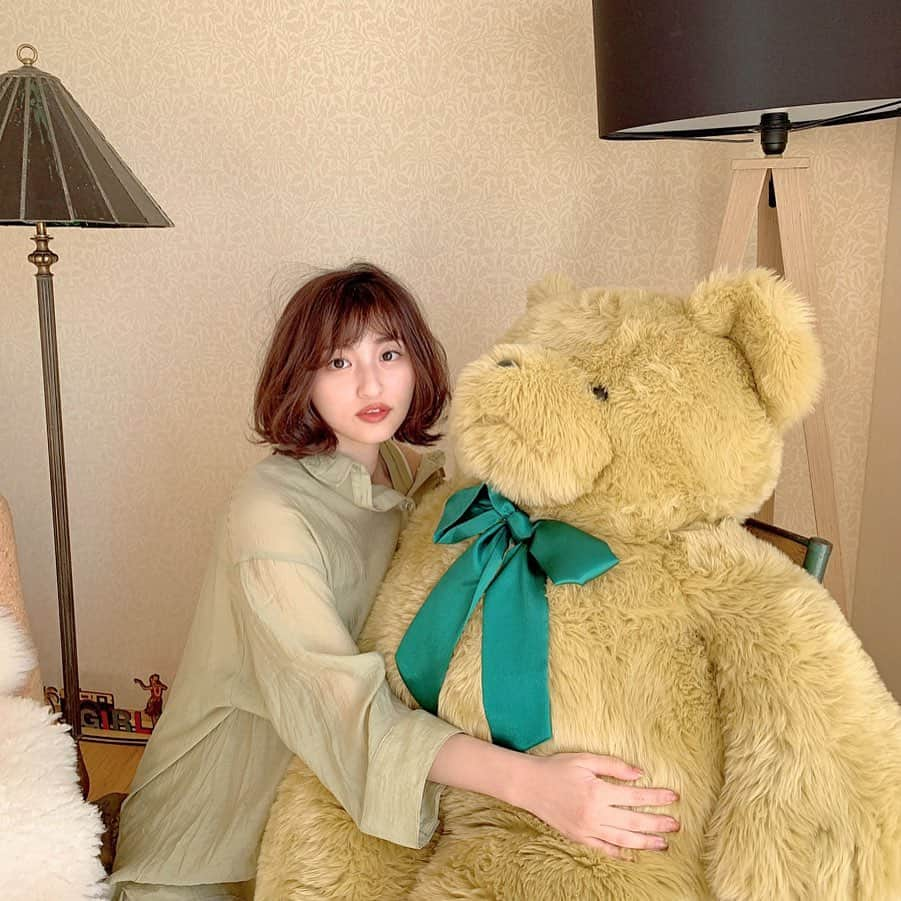 石井陽菜さんのインスタグラム写真 - (石井陽菜Instagram)「﻿ ﻿ ﻿ ﻿ ﻿ ﻿ 撮影のスタジオに﻿ くまさんいました🧸﻿ ﻿ ﻿ ﻿ ﻿ そして春の撮影なので﻿ メイクも衣装も春らしく﻿ ﻿ ﻿ ﻿ ﻿ 初グリーンアイシャドウでした🍃﻿ ﻿ ﻿ ﻿ ﻿ #アイシャドウはtooneのグリーンです　#toonecosmetics」2月20日 21時55分 - ishii__haruna