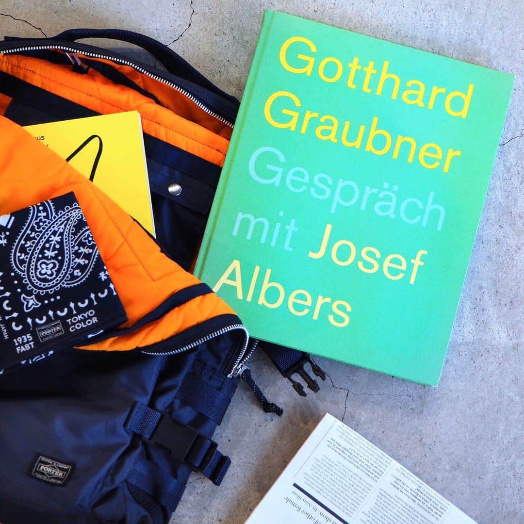 のインスタグラム：「『PORTER OMOTESANDO』  こんばんは。 本日は、PORTER OMOTESANDOにて展開中の写真集からGotthard Graubner（ゴッドハード・グラウブナー）のGespräch mit Josef Albersをご紹介いたします。ゴッドハード・グラウブナーは、色彩の可能性を表した絵画のスタイルを確立し、卓越したポジションにいるアーティストと見なされています。彼の絵画では、色を駆使して形、スペース、瞬間、光がエクスクルーシブな絵画の構成要素を高めることで比類の視覚構成を作り上げています。本書で再構築されたペインティングは、ヨゼフ・アルバースのcycleから選出されたシリーズに並行するものであり、似たような強調性を持ち、自身のベインティング作品が素晴晴らしい色の対話であることを理解しているアーティストの、スクエア作品のオマージュとなっています。この並列には特別な色の対話の中にいる二人のペインターの信念が築いた色のマニュフェストが見受けられると同時に、二人が辿った道は異なるものであることを明確にした上で違う歴史的な出発点をも反映しています。 是非、カバンや雑貨と併せてご覧ください。  Gespräch mit Josef Albers Gotthard Graubner ￥5,000（税別）  #yoshidakaban #porter #luggagelabel #吉田カバン #ポーター#porteryoshida #porterflagshipstore #porterstand #kurachikabyporter #potr #madeinjapan #japan #instagood #instalike #instabag #omotesando #gotthardgraubner #josefalbers #waltherkönig」
