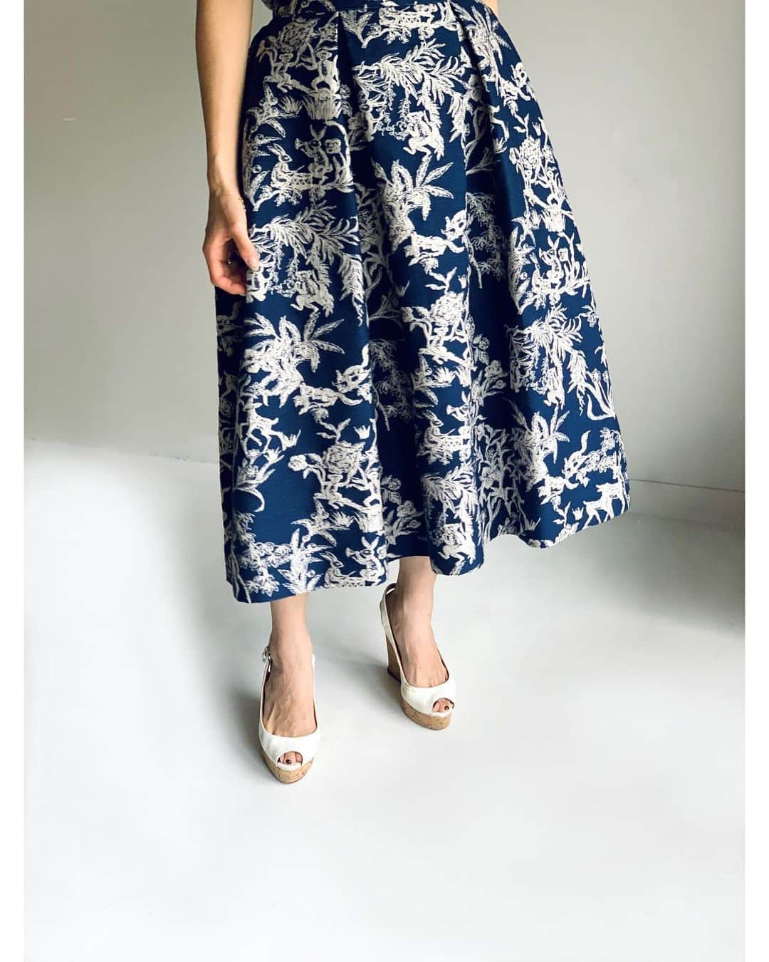 丸山敬太さんのインスタグラム写真 - (丸山敬太Instagram)「. . 〈 KEITA MARUYAMA 2020 Spring &Summer COLLECTION 〉 〝  Toile de jouy jacquard skirt 〟 . 丸山邸・阪急うめだ店・公式オンラインストアにて続々新作が入荷しております！ 是非この機会にお越し下さいませ。 . . ー丸山邸ー 営業時間 12:00〜20:00 東京都港区南青山4-25-10 1F TEL 03-3406-1935 . ーKEITA MARUYAMA 阪急うめだ本店ー 日〜木曜日 10:00〜20:00 金・土曜日 10:00〜21:00 大阪府大阪市北区角田町8-7-3F TEL 06-6313-0605 . ーKEITA MARUYAMA WEB STOREー https://store-keitamaruyama.com/pc/ トップ画面のHP URLからアクセスくださいませ。 . #keitamaruyama #2020SS #INNOCENT #spring#summer #fashion  #madeinjapan#Toiledejouy#jacquardskirt #スカート #トップス #ニット」2月20日 22時03分 - keitamaruyama_official