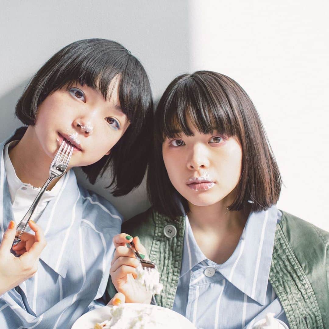 岸井ゆきののインスタグラム：「ZUCCaの最新ブランドムックが明日発売です✨✨ すてきなZUCCaの服を着て、古川さんとおいしいものを食べながら楽しく撮影しました☺️☺️🍛🧇👜 このカレーの写真はオフショット☺️🍛 ぜひぜひお手に取ってくださいね📚💫 #Repost @zucca_official」
