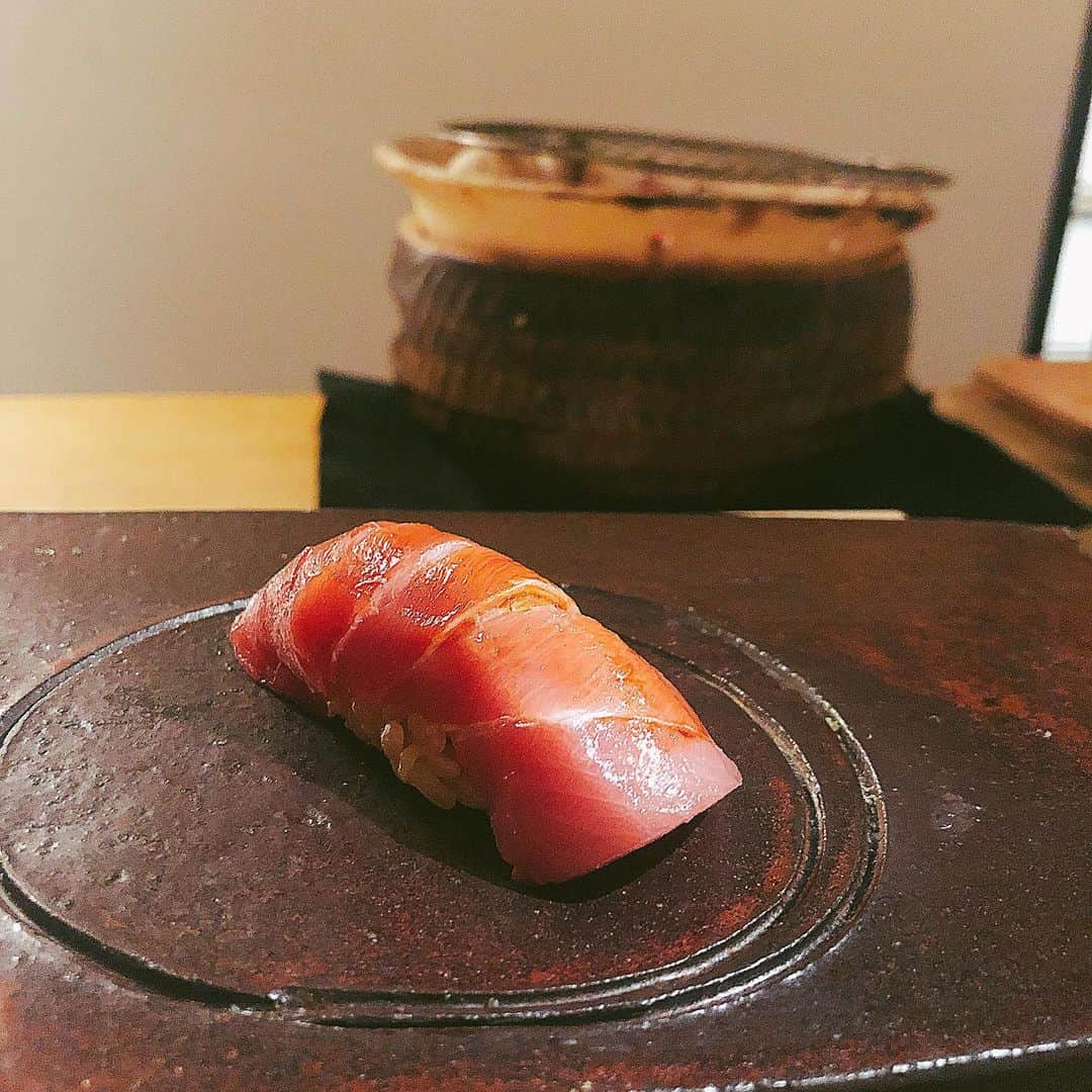 小峰みこさんのインスタグラム写真 - (小峰みこInstagram)「世界で1番おいしいお寿司食べた🍣💗 1枚目からかわはぎ、うに、まぐろ😍 写真撮らなかったけどぜーーーんぶおいしかったよ☺️✨✨ . 和誰一起吃飯比吃飯更重要😌 . #寿司 #かわはぎ #まぐろ #うに #他にもたくさん #食べスタグラム #sushi #japanesefood #japanese_sushi #maguro #uni #kawahagi #Lezat #맛있는 #好呷 #好吃 #深入快樂 #開心 #happy #Menyenangkan」2月20日 22時15分 - mico_19911201