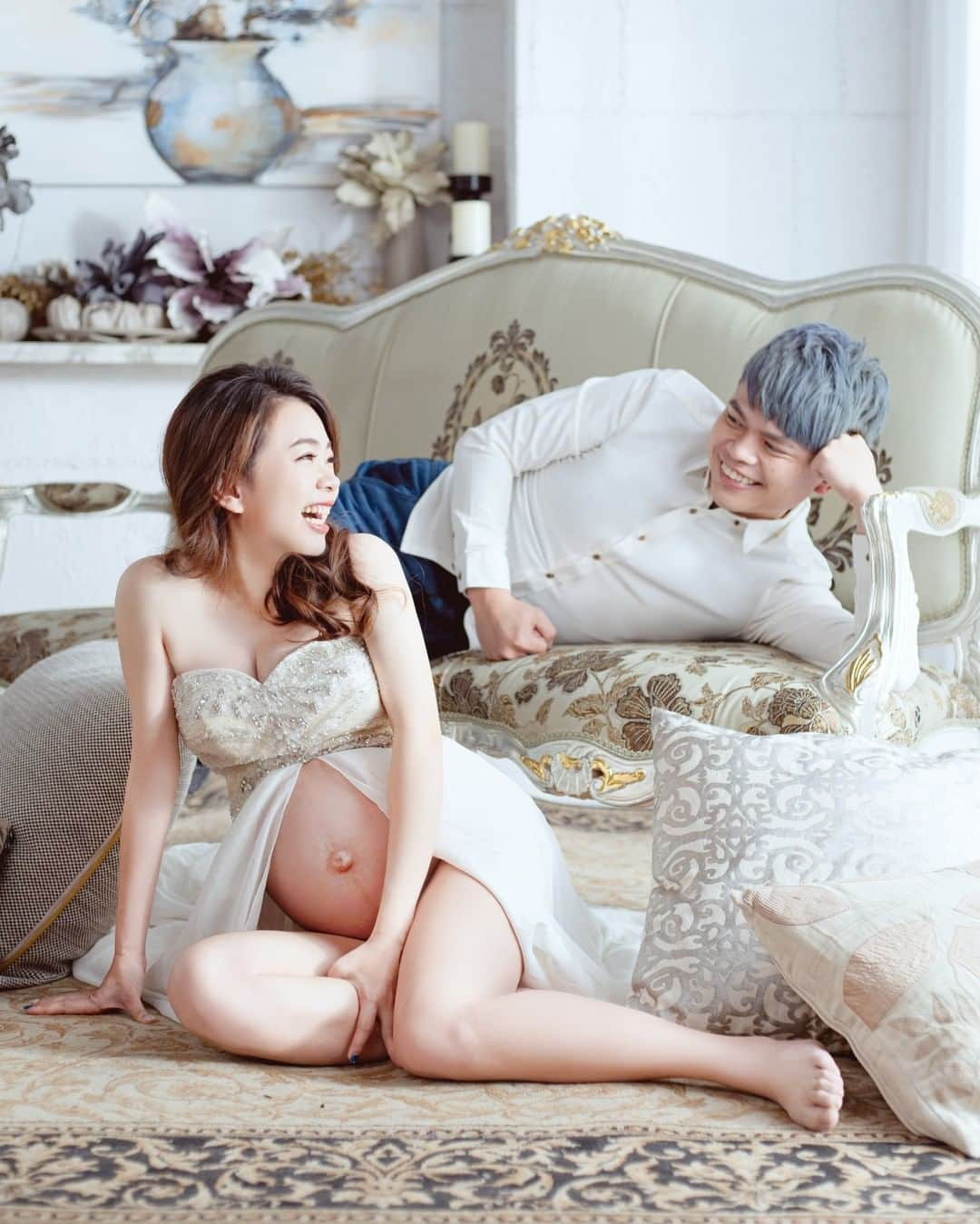 蔡阿嘎さんのインスタグラム写真 - (蔡阿嘎Instagram)「【二伯的孕婦寫真 好美的回憶啊！】哈哈~託蔡波能的福，剛好趁二伯懷孕30週左右，順便當成拍一家四口的寫真！ - 拿出三年多前結婚的西裝，還穿得下啦！小繃而已，表示沒有胖很多！(真的啦真的啦~😆😆😆) - #完整版影片在蔡阿嘎Life頻道喔 - #限動有影片連結 - @tsaigray2018 - @tsaipopo2020 - @2uncle987 - @linli_boutique - #蔡桃貴 #蔡阿嘎 #蔡波能 #嘎嫂二伯 #林莉婚紗 #Taiwan #YouTuber #tsaigray2018 #tsaipopo2020 #真的五公斤而已啦 #真的啦真的啦」2月20日 22時15分 - yga0721