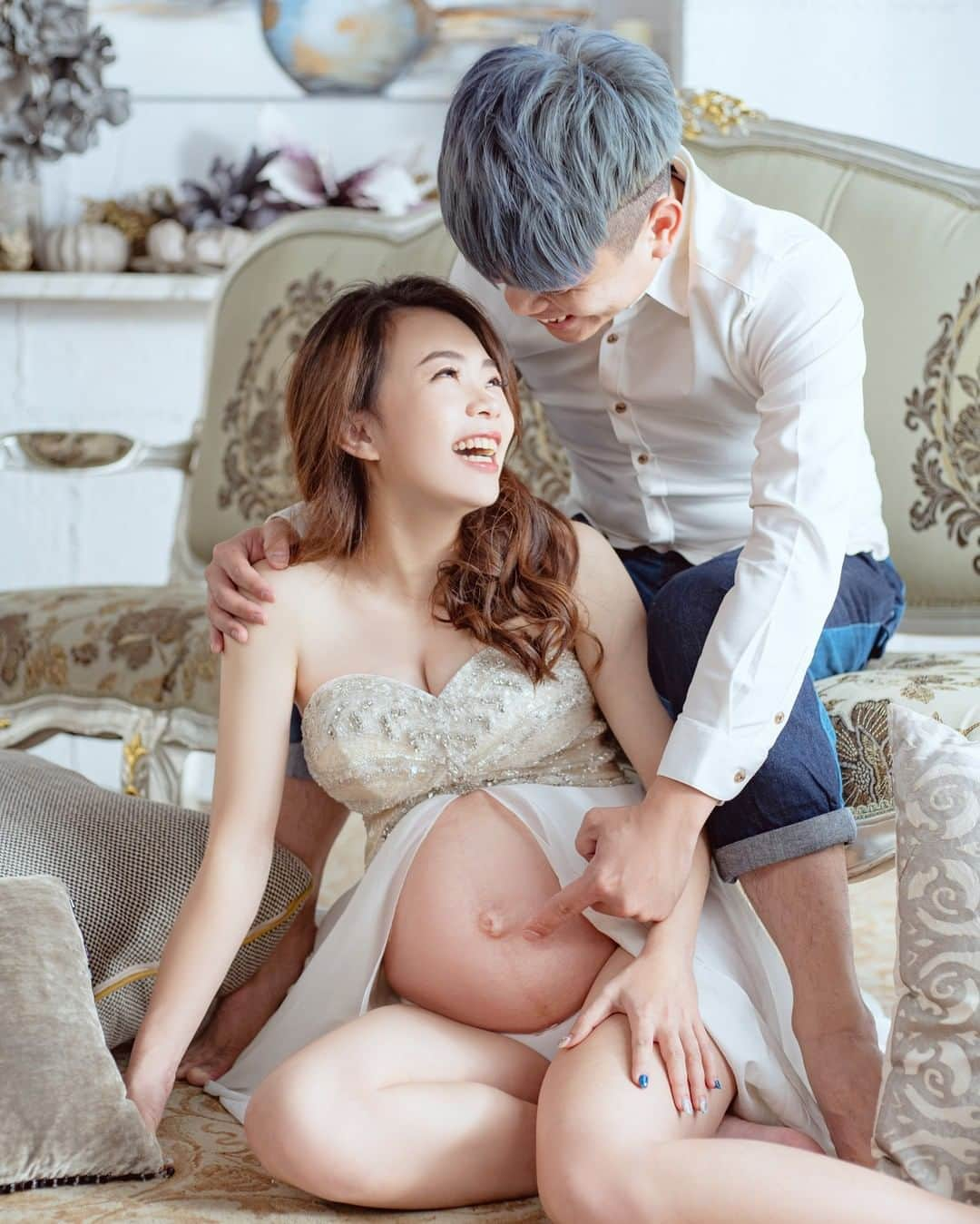 蔡阿嘎さんのインスタグラム写真 - (蔡阿嘎Instagram)「【二伯的孕婦寫真 好美的回憶啊！】哈哈~託蔡波能的福，剛好趁二伯懷孕30週左右，順便當成拍一家四口的寫真！ - 拿出三年多前結婚的西裝，還穿得下啦！小繃而已，表示沒有胖很多！(真的啦真的啦~😆😆😆) - #完整版影片在蔡阿嘎Life頻道喔 - #限動有影片連結 - @tsaigray2018 - @tsaipopo2020 - @2uncle987 - @linli_boutique - #蔡桃貴 #蔡阿嘎 #蔡波能 #嘎嫂二伯 #林莉婚紗 #Taiwan #YouTuber #tsaigray2018 #tsaipopo2020 #真的五公斤而已啦 #真的啦真的啦」2月20日 22時15分 - yga0721