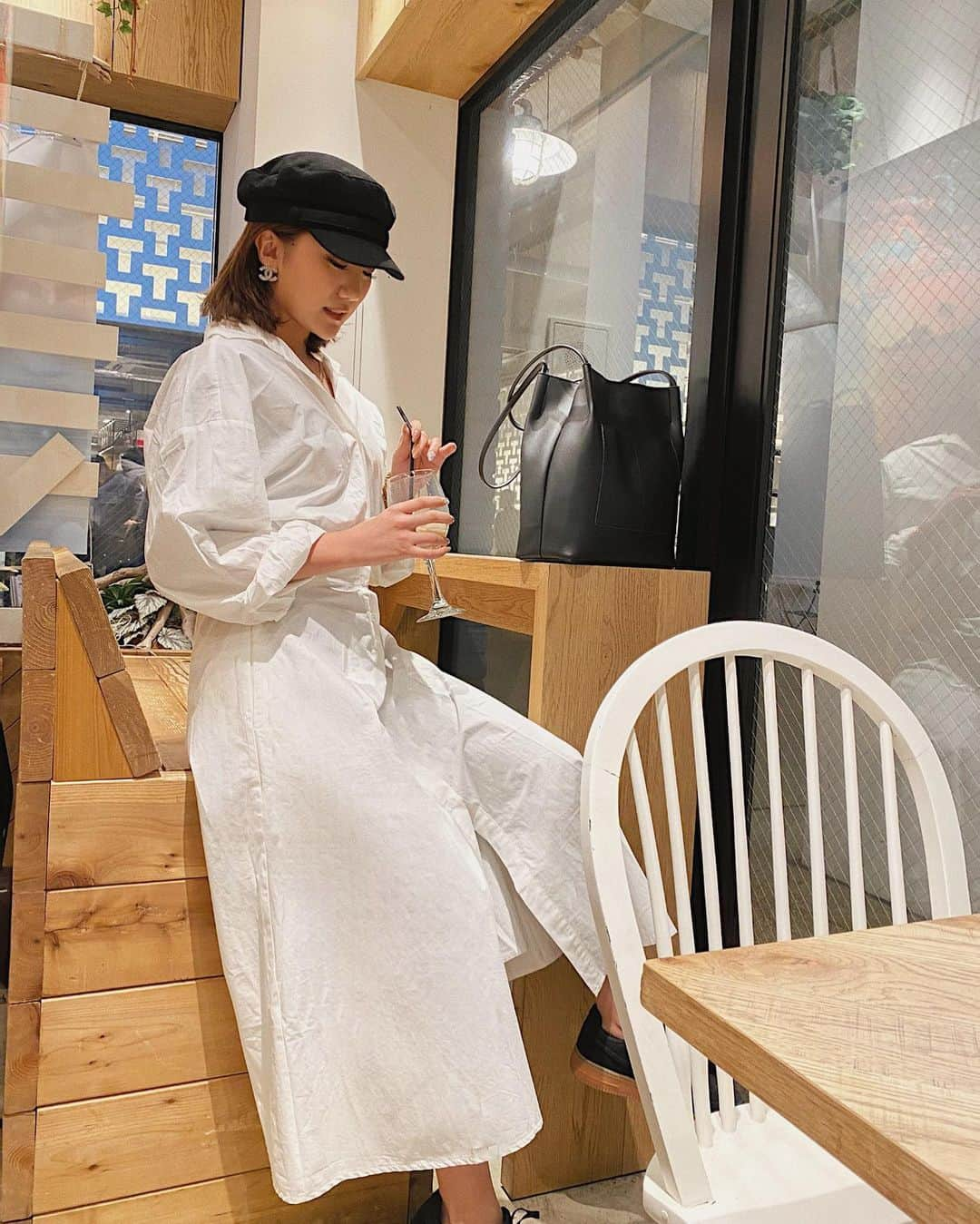 又来綾さんのインスタグラム写真 - (又来綾Instagram)「綺麗目なお洋服を着るときスニーカーで外すスタイル👟 最近気付いたこと。カフェラテをワイングラスで飲むと美味しく感じる笑 このワンピースは今日の12時から発売が開始したZOZOTOWN限定アイテムだよ💙 . . . #make #motd #makeup #love #girl #happy #instagood #instadaily #instafashion #onepiece #jacket #pic #gentl #秋コーデ #大人カジュアル #シンプルコーデ  #大人ファッション #キレイめコーデ #春コーデ #セットアップ #ジャケット」2月20日 22時09分 - matarai_aya