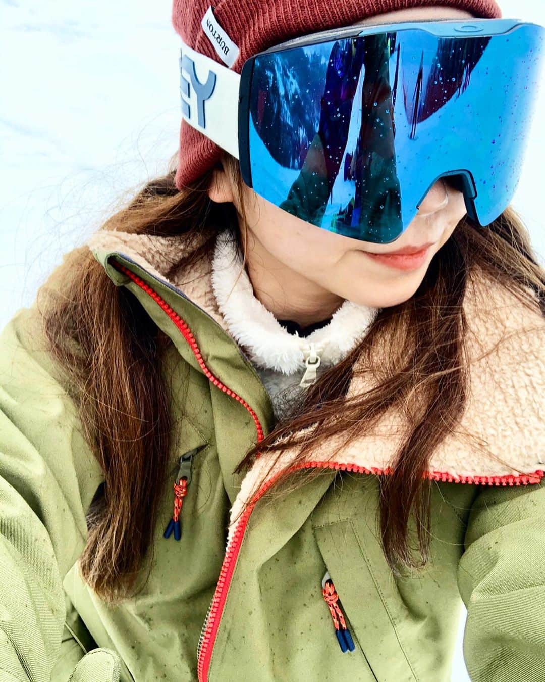 石田美奈子のインスタグラム：「𝘀𝗻𝗼𝘄𝗯𝗼𝗮𝗿𝗱🏂❄️ . スノボにどハマりしてしまって、2月は毎週行ってる♡ 先日は日帰りの#バスツアー で#軽井沢スノーパーク に行ってきました🚌 バスツアーかなり安いし、想像よりずっと快適で良かった(о´∀`о)♪ . リフト恐怖症を克服して、滑ってる時も多少余裕が出てきて、どんどん楽しくなってきています☺︎✨ 次は24〜25日で新潟⛄️ 楽しみ(⑅ˊᵕˋ⑅)♪ . そして、ウェアを一式買っちゃった😆🧡 #BURTON で揃えました☆ ゴーグルは#oakley 🤓 シンプル好きなのでウェアもとてもシンプルなものを選びましたが、自分のウェアだと気分が上がります☺︎ . 今シーズンあと何回行けるかな😊 . 🏂 → #mikako_snowboard . . #スノボ女子 #スノボ初心者 #スノボツアー」