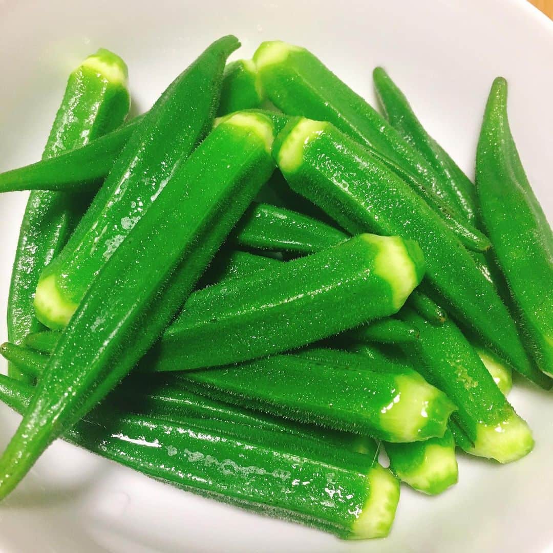 佐藤千亜妃さんのインスタグラム写真 - (佐藤千亜妃Instagram)「オクラ、茹でたてがピカピカ緑で美しかった。3パック全部茹でて、今日食べない分は出汁つゆに浸して冷蔵庫へ🙆‍♀️オクラのお浸しは、毎日食べても飽きない！！夏は100本以上食べてるかも🤔 #オクラ #オクラのおひたし #下準備」2月20日 22時10分 - chiaki_sato0920