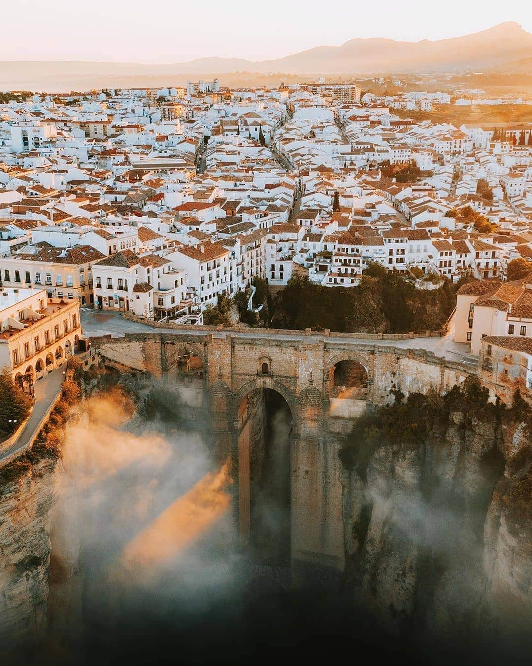 BEAUTIFUL DESTINATIONSさんのインスタグラム写真 - (BEAUTIFUL DESTINATIONSInstagram)「Waking up in Málaga 🇪🇸✨ The port city is located on southern Spain’s Costa del Sol and was the birthplace of famous Spanish artist Pablo Picasso! 🎨 #TravelTip take a day trip to nearby Ronda, a historic gem nestled in the Spanish hills. (📸: @jamesrelfdyer 📍: Málaga, Spain)」2月20日 22時11分 - beautifuldestinations