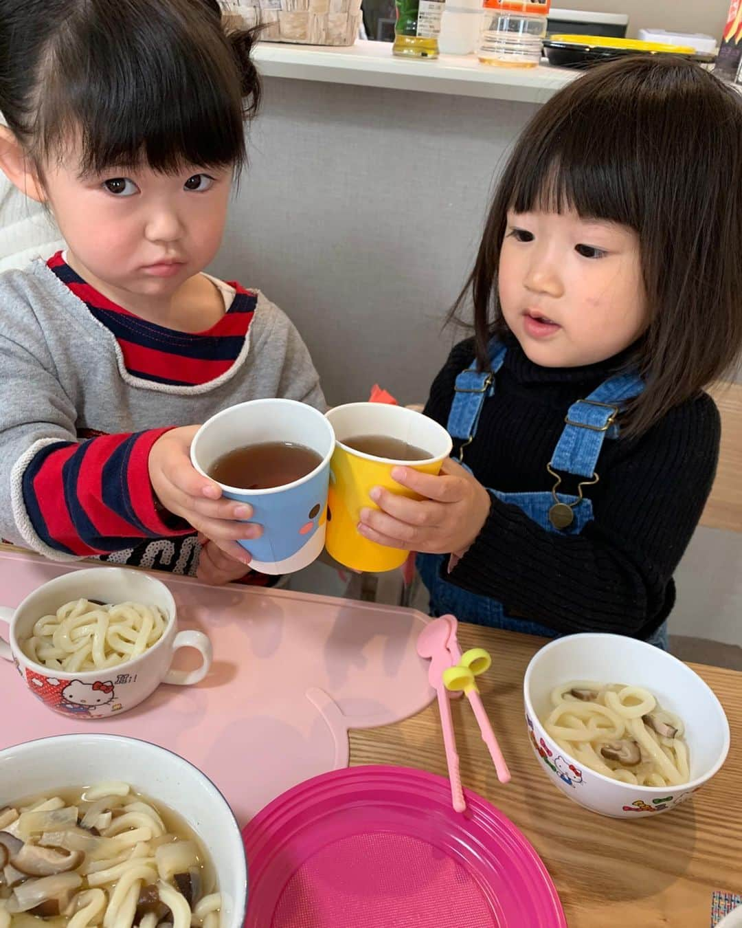 大菅小百合さんのインスタグラム写真 - (大菅小百合Instagram)「やっと会えた〜❤️❤️❤️ お久しぶりのレイちゃん‼️✨😆 娘達もとっても楽しそうだった💕 タコパも最高🐙👍🏻 ・ ・ ・ #たこ焼き担当はレイちゃん #安定の美味しさ #いつもありがとう #娘達の絡みが可愛すぎ #やっと会えたね #楽しい時間」2月20日 22時17分 - sayuriosuga1027