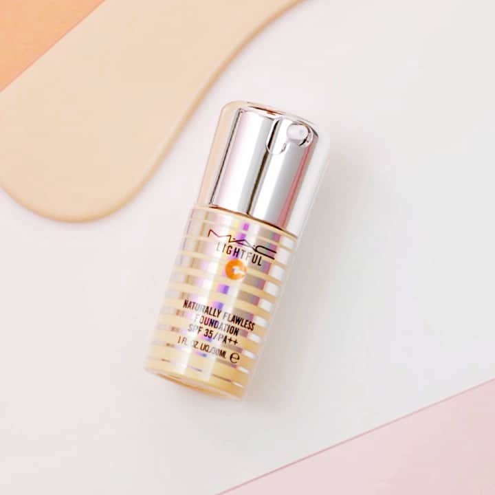 M∙A∙C Cosmetics Japanのインスタグラム：「ライトフル C シリーズで手に入れる、スポットライトをフルに浴びたような輝く肌✨﻿ お肌の状態やお好みに合わせて自分にピッタリのファンデーションをチョイスして﻿ ㅤ﻿ ﻿ みずみずしく潤ったツヤ肌に仕上げるにはリキッドファンデーション「ライトフル C+ ナチュラリー フローレス SPF 35 ファンデーション」がオススメ💡﻿ ㅤ﻿ ㅤ﻿ ﻿ 【期間限定キャンペーン開催中】お好きなファンデーション製品を含む8,250円(税込)以上お買い上げの方にはオリジナルLEDミラー(数量限定)をプレゼント🎁﻿ ㅤ﻿ ﻿ ※M・A・C公式オンラインショップでのプレゼントは限定数に達したため終了いたしました。﻿ ※プレゼントはお1人様1会計につき1個までとなります。﻿ ㅤ﻿ ﻿ ㅤ﻿ #MACLightfulC #SpotlightReady #MACライトフル #MACCosmeticsJapan #MACコスメ #MACCosmetics #コスメ #メイク #ファンデ #ファンデーション #リキッドファンデーション #ベースメイク #カバー力 #ツヤ肌 #ツヤ #テカらない #makeup #basemakeup #cosmetics #foundation #beauty」