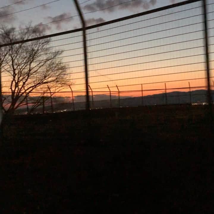 のインスタグラム：「* * 暖かい風が吹く中、 夕焼けも夜景も見えた ラッキーな場所🤙🏽 * * #instagood#instasky#sky#sunset#sunsetsky#夕焼け#夕焼け空#空#夜景」