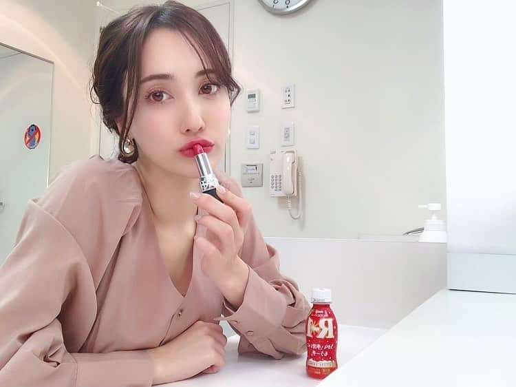 眞木美咲パメラさんのインスタグラム写真 - (眞木美咲パメラInstagram)「Mood for red❤️❤️❤️ . じゅるってした色が好き 寒いから体調管理大事🙆🏼‍♀️ . . #体調管理 #今日は楽しかった #幸せ #赤リップ #love#makeup#red#redlip#likeit#motd」2月20日 22時26分 - pamypamypamy