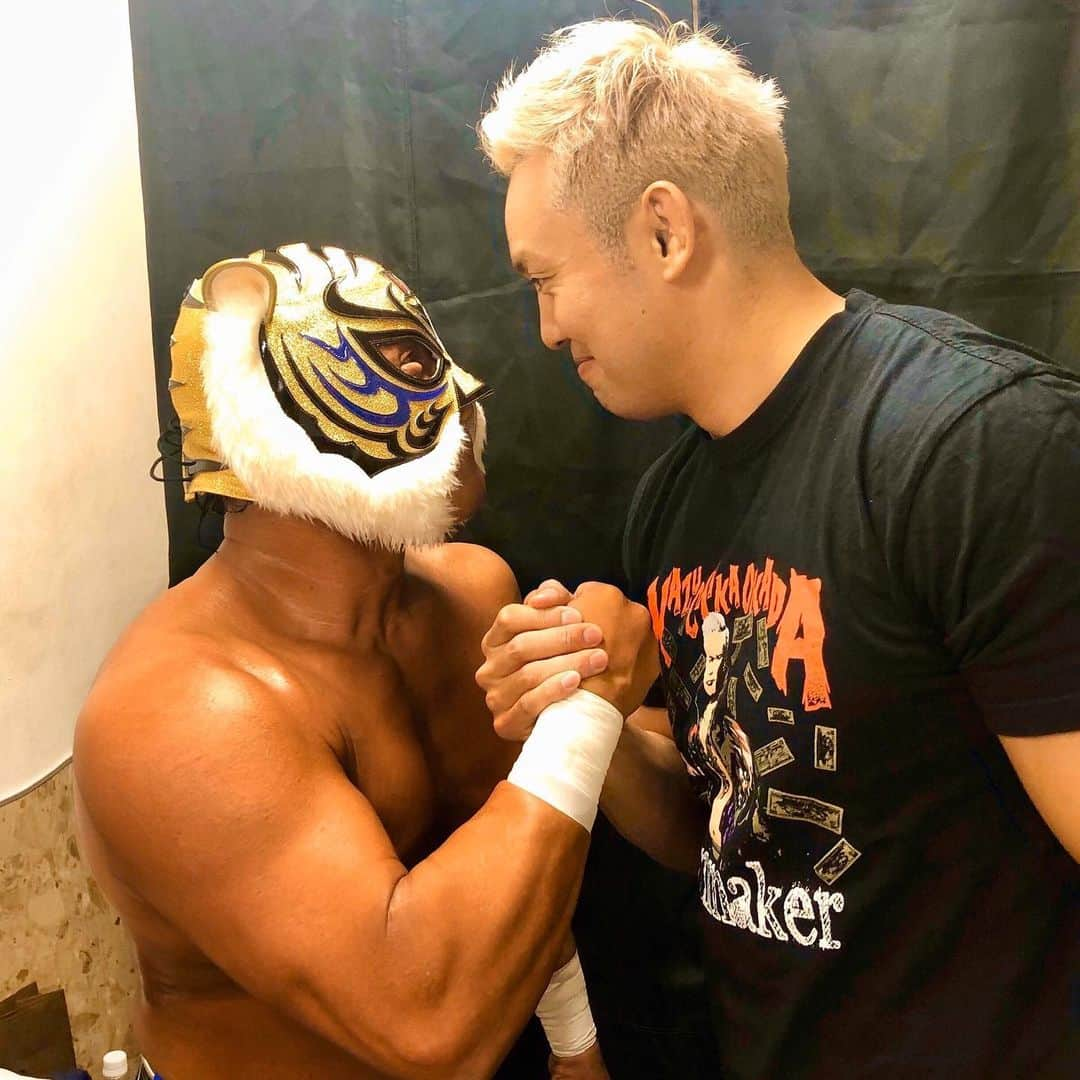 タイガーマスクさんのインスタグラム写真 - (タイガーマスクInstagram)「オカダ、心からおめでとう‼️😊 #タイガーマスク #tigermask #njpw  #オカダカズチカ #結婚」2月20日 22時27分 - tigermask.njpw_official