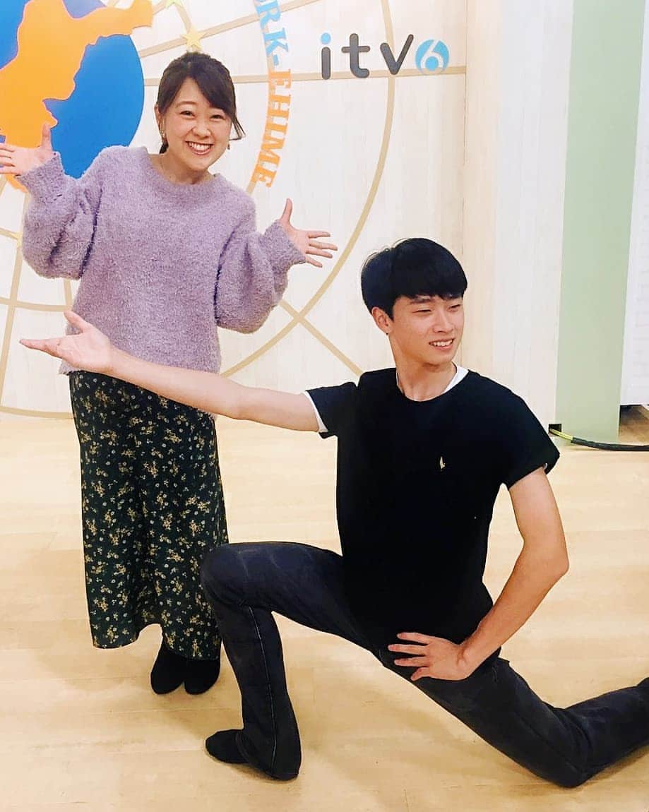 滝香織さんのインスタグラム写真 - (滝香織Instagram)「今日は、#Nスタえひめ のスタジオに#松岡海人 くんが来てくれました。 @kaito.matsuoka 今年、日本人で唯一#ローザンヌ国際バレエコンクール の#ファイナリスト となった中学3年生の#バレエダンサー です。 私はスタジオへのご案内などをさせていただいたのですが、ちゃっかり写真撮ってもらっちゃいました😊 世界を舞台に戦ったのに、とても謙虚で、でもしっかりしていて、それでいて素朴で、なんともチャーミングな方でした。 この秋からはヨーロッパへのバレエ留学も決まっているとのこと、がんばってほしいです‼️ 。 #バレエ #愛媛バレエアカデミー #ballet #kaitomatsuoka #あいテレビ #アナウンサー #女子アナ #滝香織 @kaorin_taki」2月20日 22時28分 - kaorin_taki