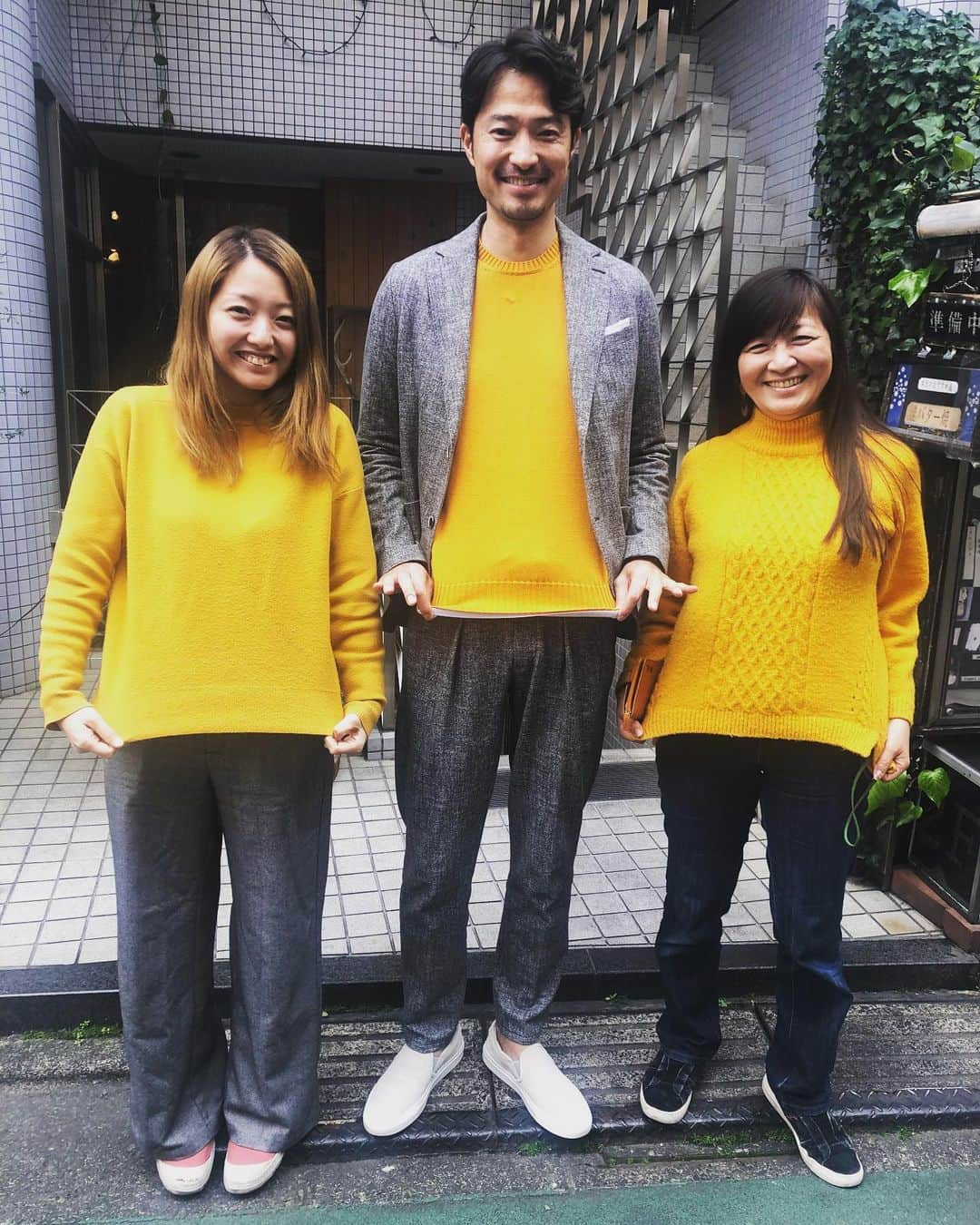 前川泰之さんのインスタグラム写真 - (前川泰之Instagram)「今日のロケ。僕の衣装のセーターと番組スタッフの女性お二人の私服がまさかのお揃い！みかん色のセーター三人でテンション上がりました^_^！！ #ロケ　#セーター　#お揃い　#みかん色」2月20日 22時28分 - maekawa_yasuyuki_official
